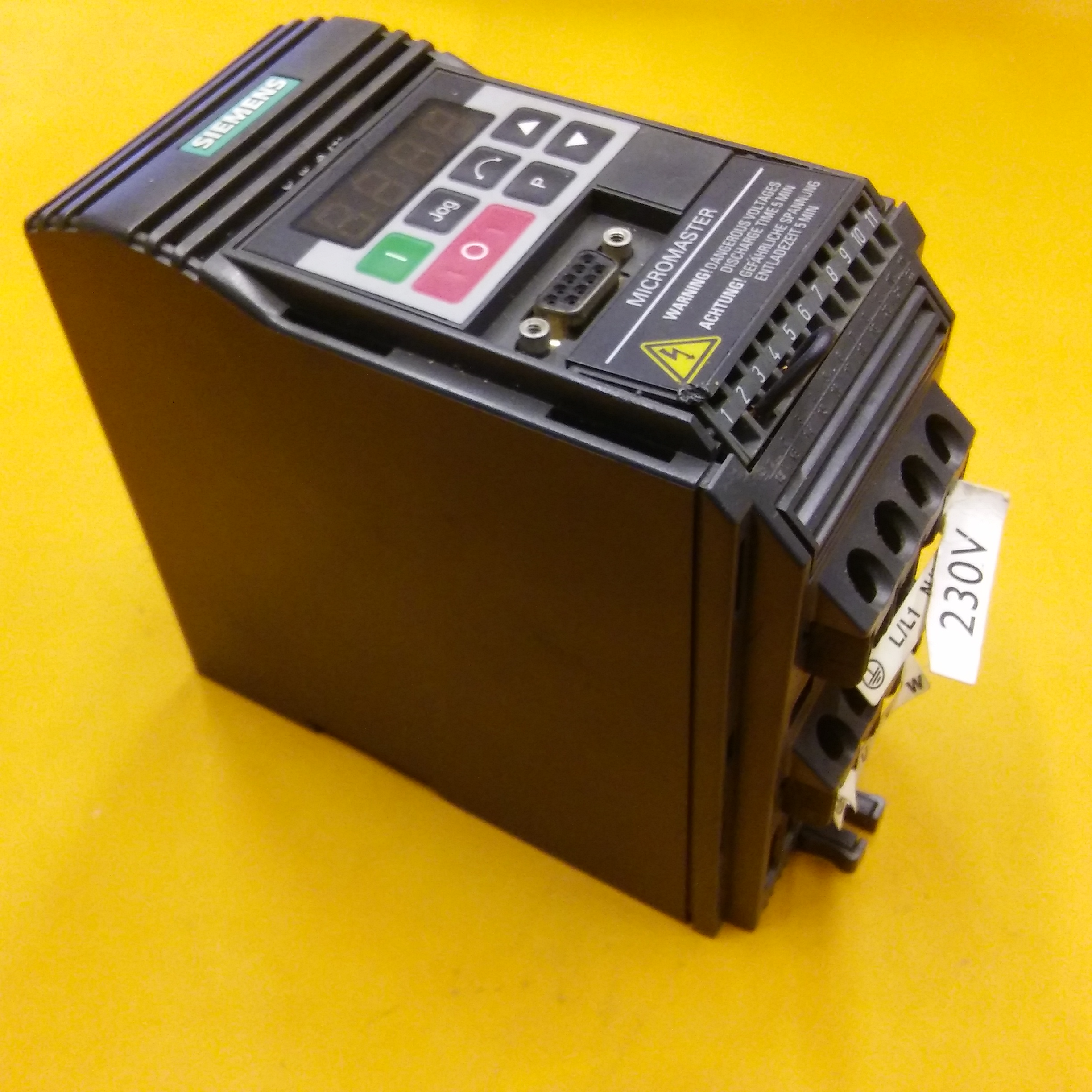 SIEMENS 6SE9212-1CA40 MICROMASTER 0,37KW SIFIR SÜRÜCÜ