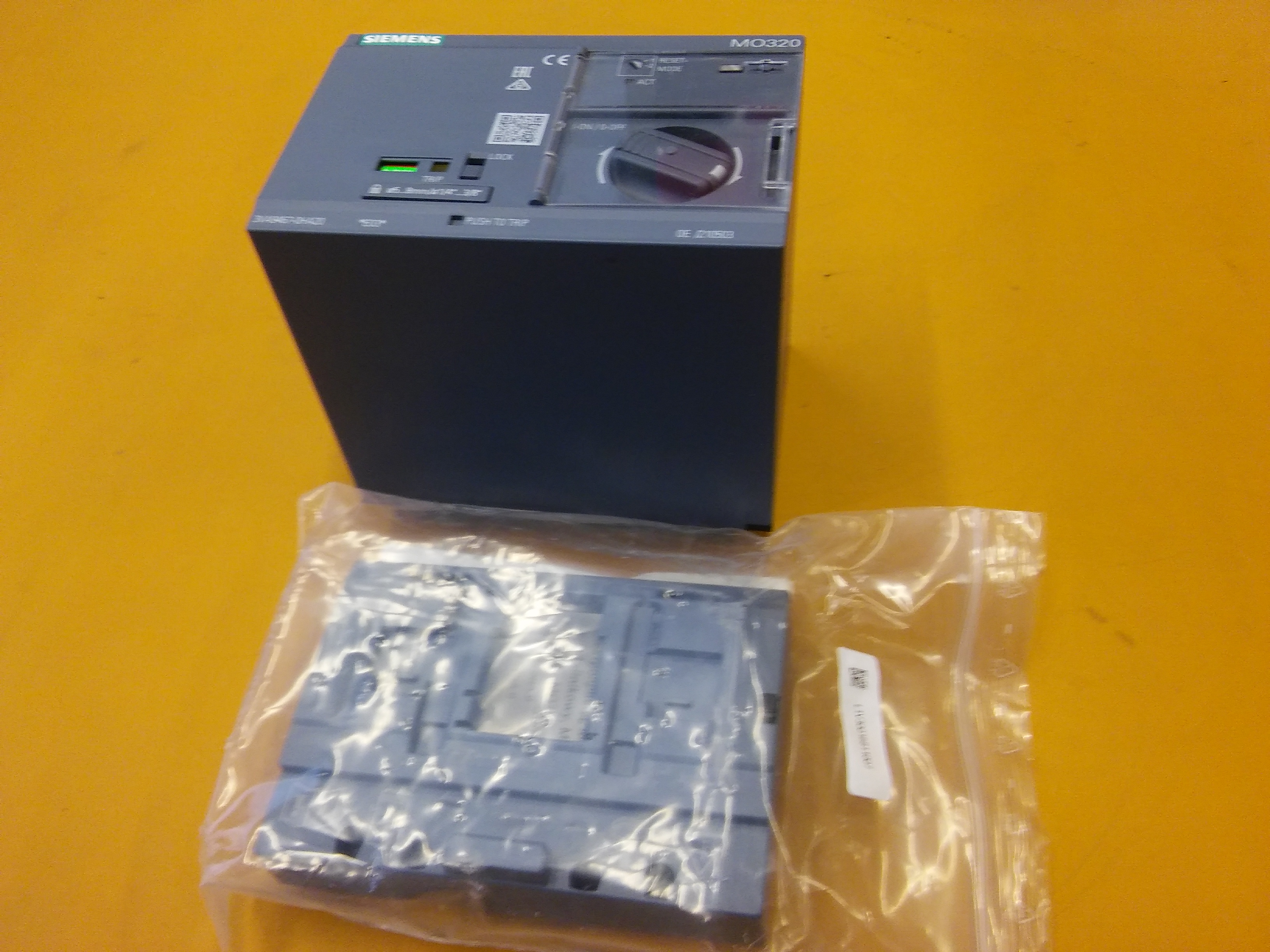 SIEMENS 3VA9467-0HA20 MO320 M0320  TMŞ MOTOR MAKANİZMASI 230VAC
