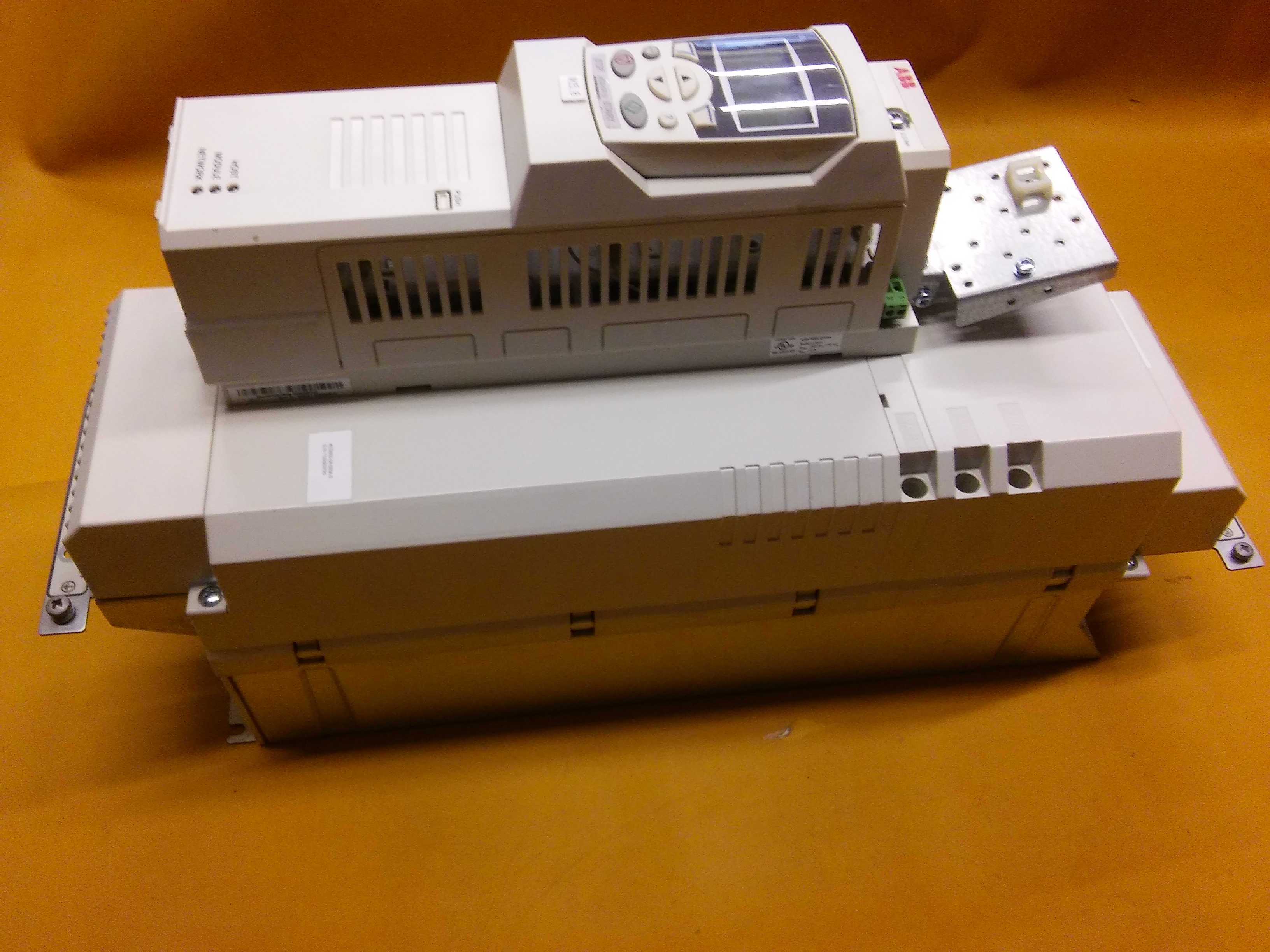 ABB ACS850-04-025A-5-E200-J400 ACS850-04-025A-5 ACS850 11KW SÜRÜCÜ
