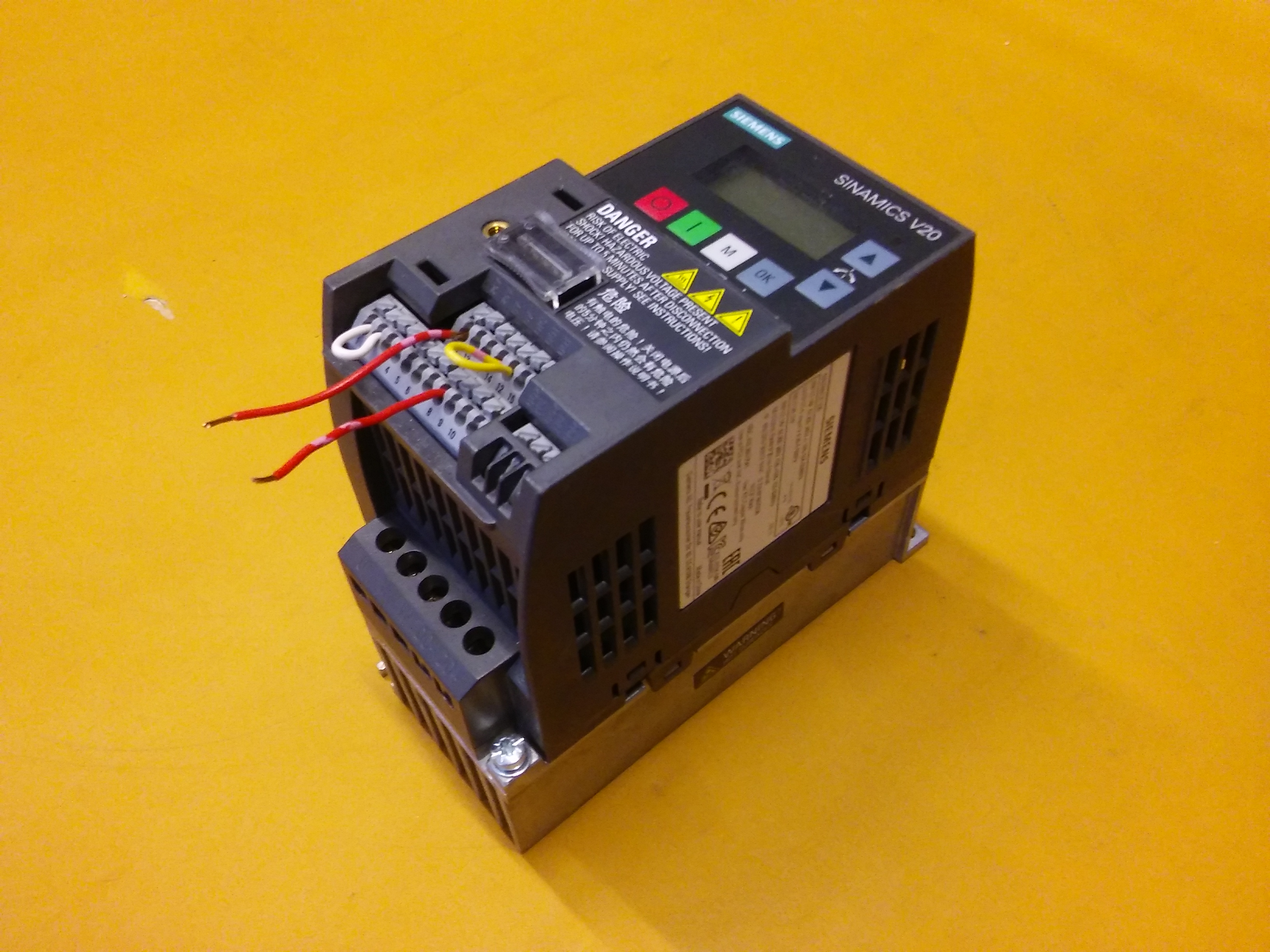SIEMENS 6SL3210-5BB17-5UV1 SINAMICS V20  SIFIR KUTULU V20 0,75KW SÜRÜCÜ