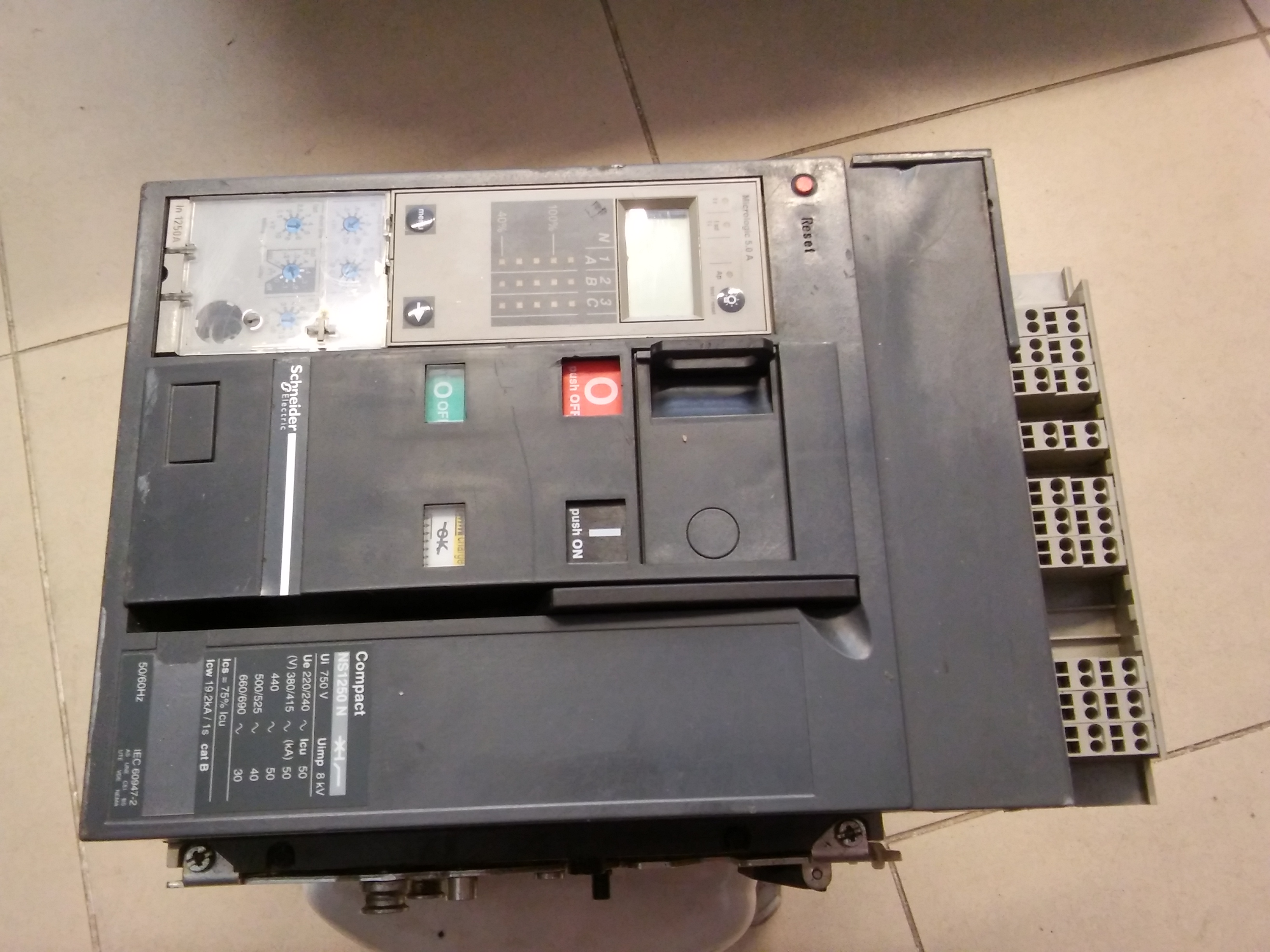 SCHNEİDER NS1250 N 1250A KURMALI MOTORLU AÇIK TİP ŞALTER MICROLOGIİC 5,0 A TERMİK