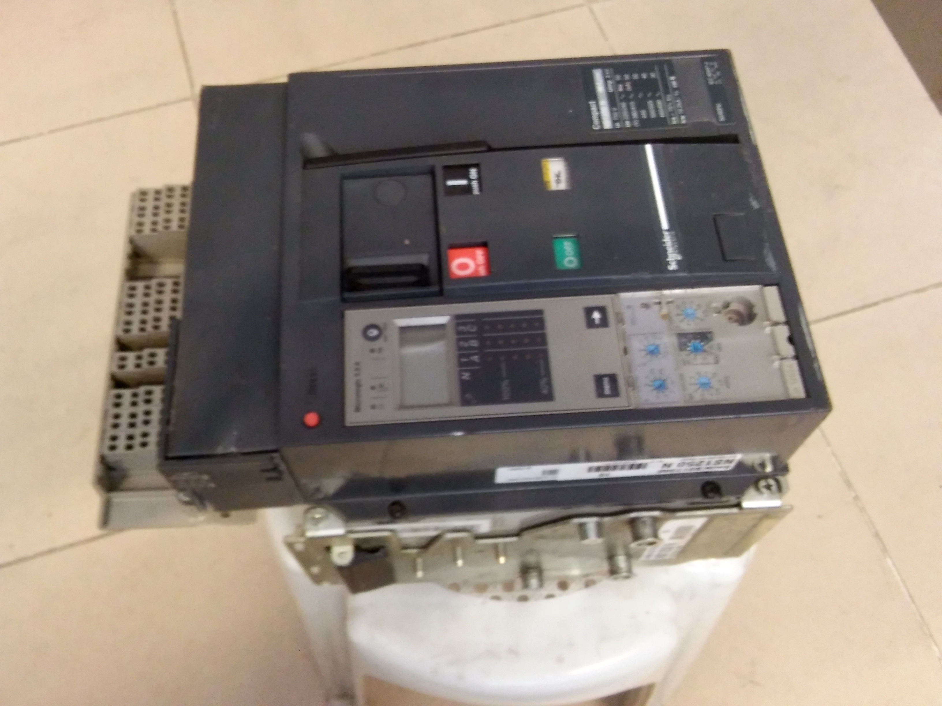SCHNEİDER NS1250 N 1250A KURMALI MOTORLU AÇIK TİP ŞALTER MICROLOGIİC 5,0 A TERMİK