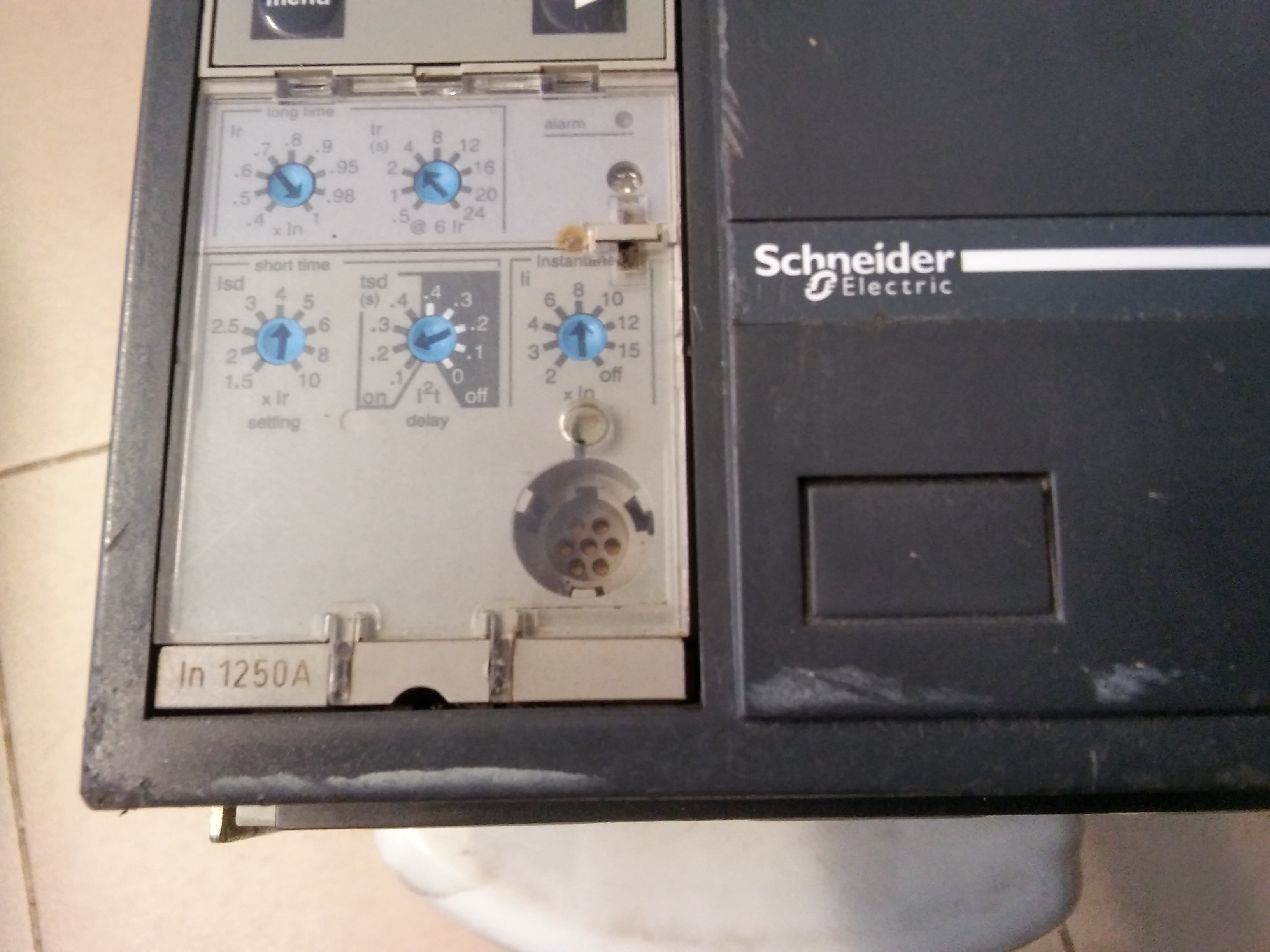 SCHNEİDER NS1250 N 1250A KURMALI MOTORLU AÇIK TİP ŞALTER MICROLOGIİC 5,0 A TERMİK