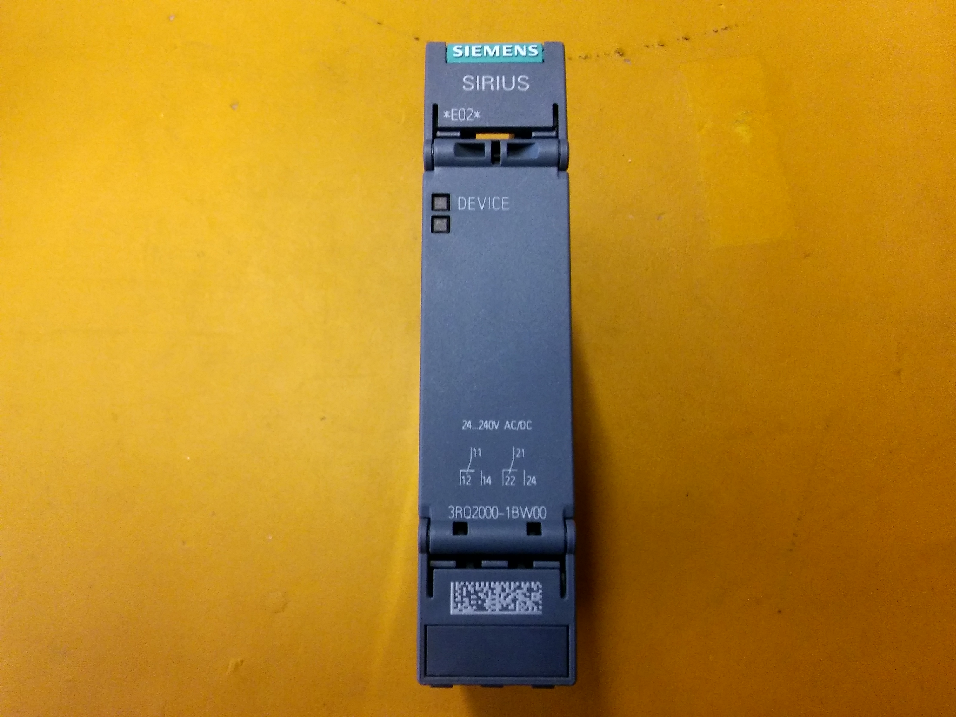 SIEMENS 3RQ2000-1BW00 ENDÜSTİRİYEL MUHAFAZADA KUPLAJ RÖLELERİ 2 ENVERSÖR KONTAK GİRİŞ VOLTAJ ARALIGI 24V-240V AC-DC VİDALI TERMİNAL