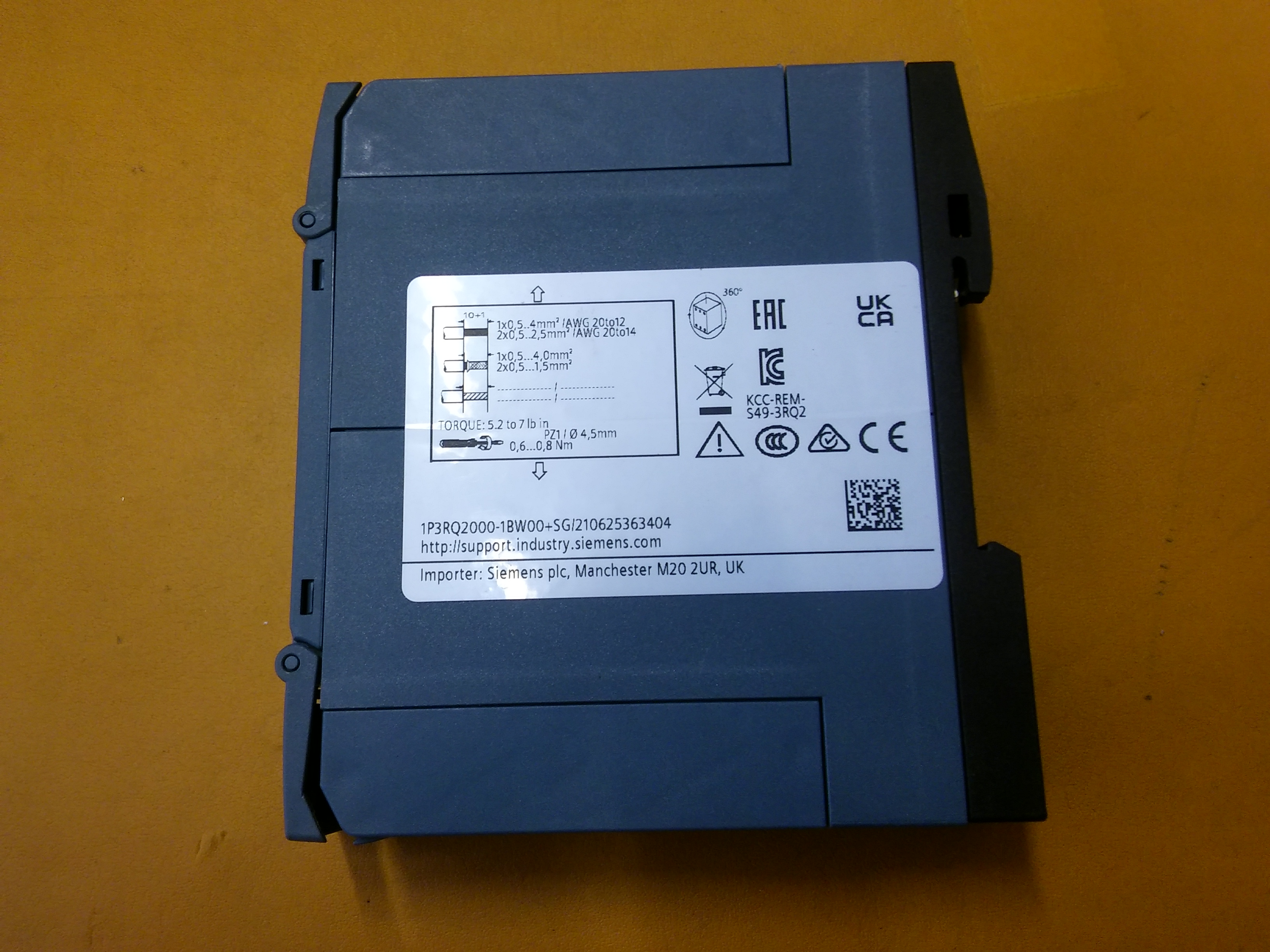 SIEMENS 3RQ2000-1BW00 ENDÜSTİRİYEL MUHAFAZADA KUPLAJ RÖLELERİ 2 ENVERSÖR KONTAK GİRİŞ VOLTAJ ARALIGI 24V-240V AC-DC VİDALI TERMİNAL