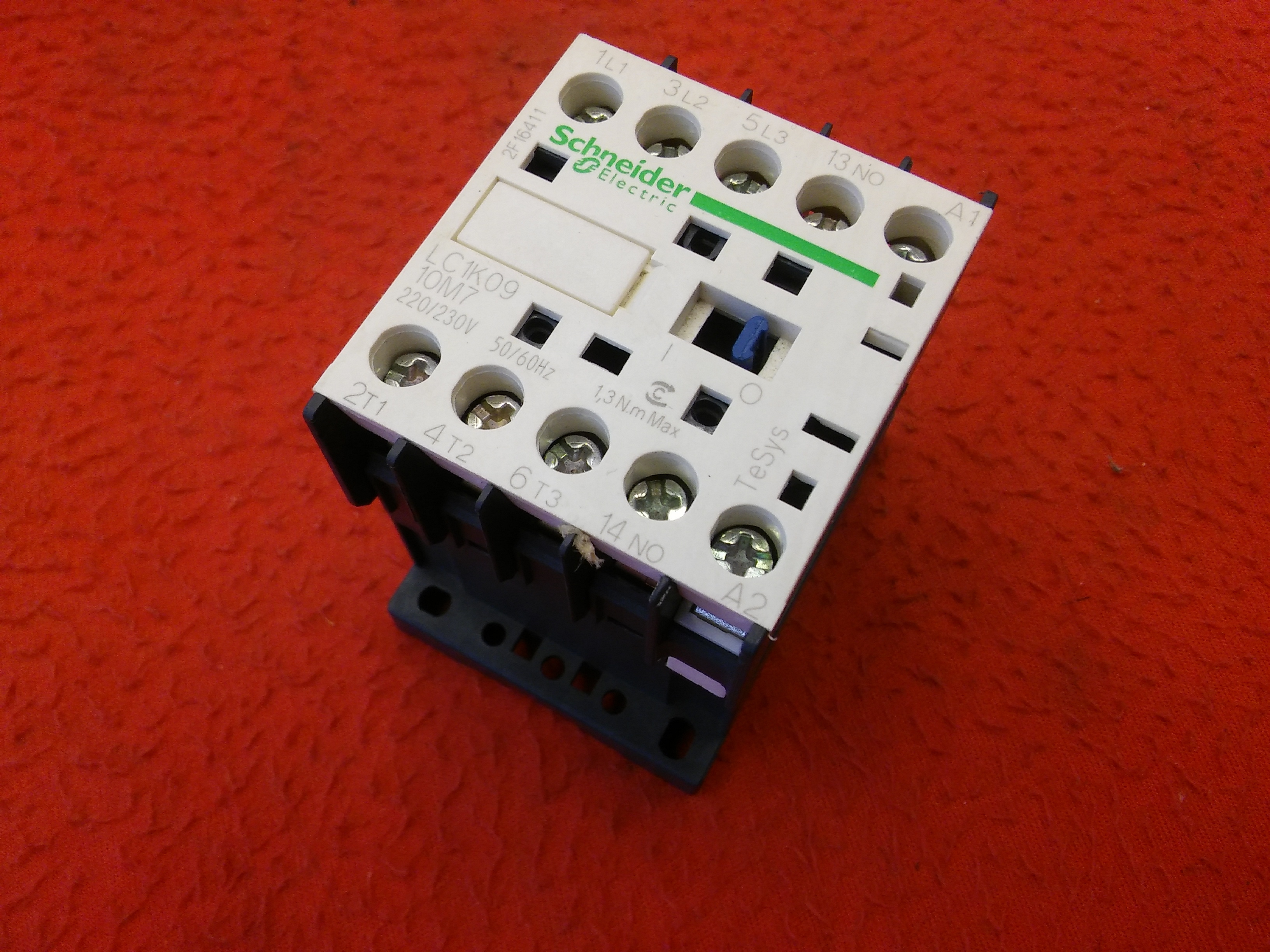 SCHNEİDER LC1K0910M7 4KW 20A 220V KONTAK BOBİNLİ KONTAKTÖR