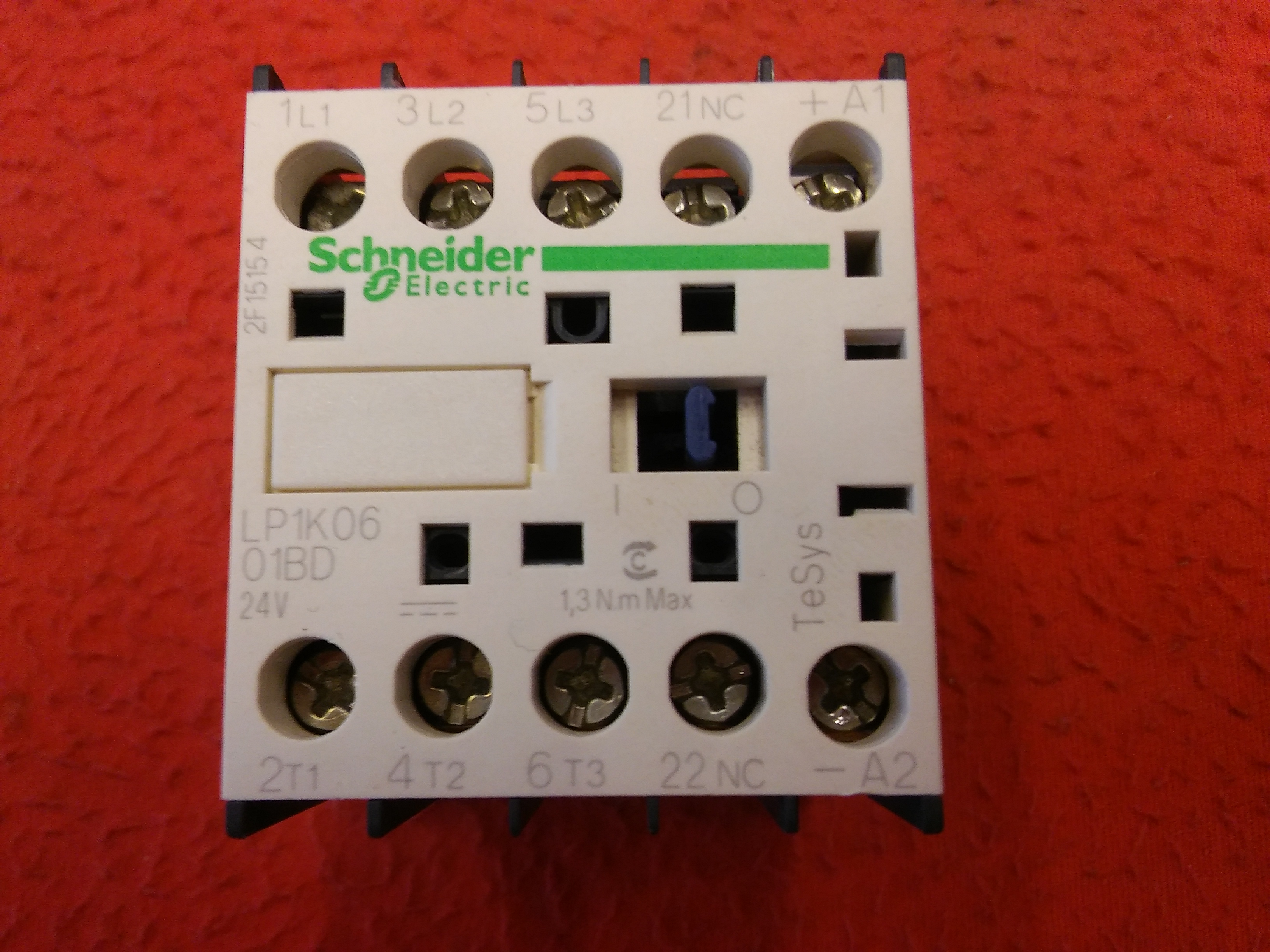 SCHNEİDER LP1K0601BD 2,2KW 1 NC 24V KONTAK BOBİNLİ KONTAKTÖR