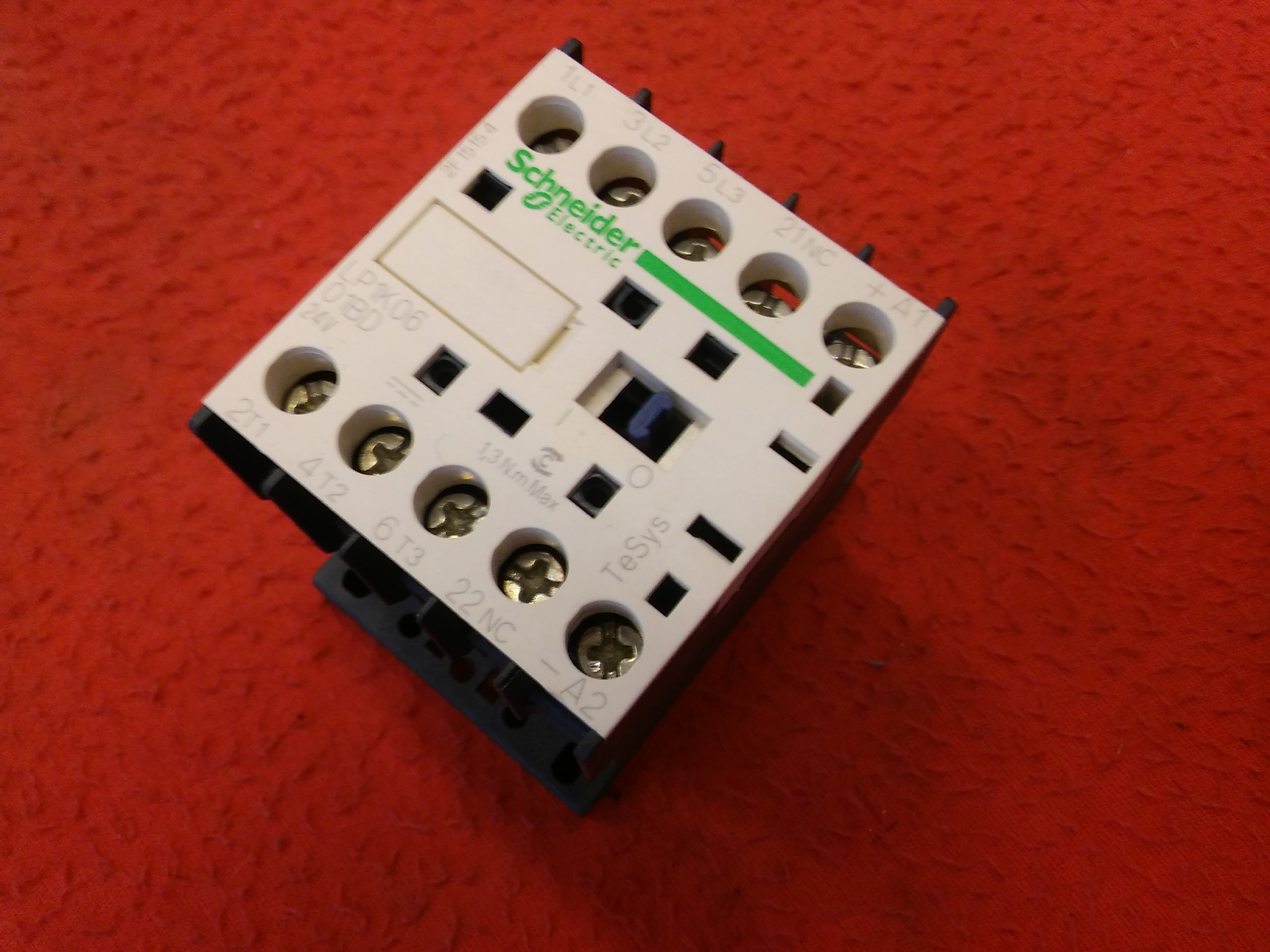 SCHNEİDER LP1K0601BD 2,2KW 1 NC 24V KONTAK BOBİNLİ KONTAKTÖR