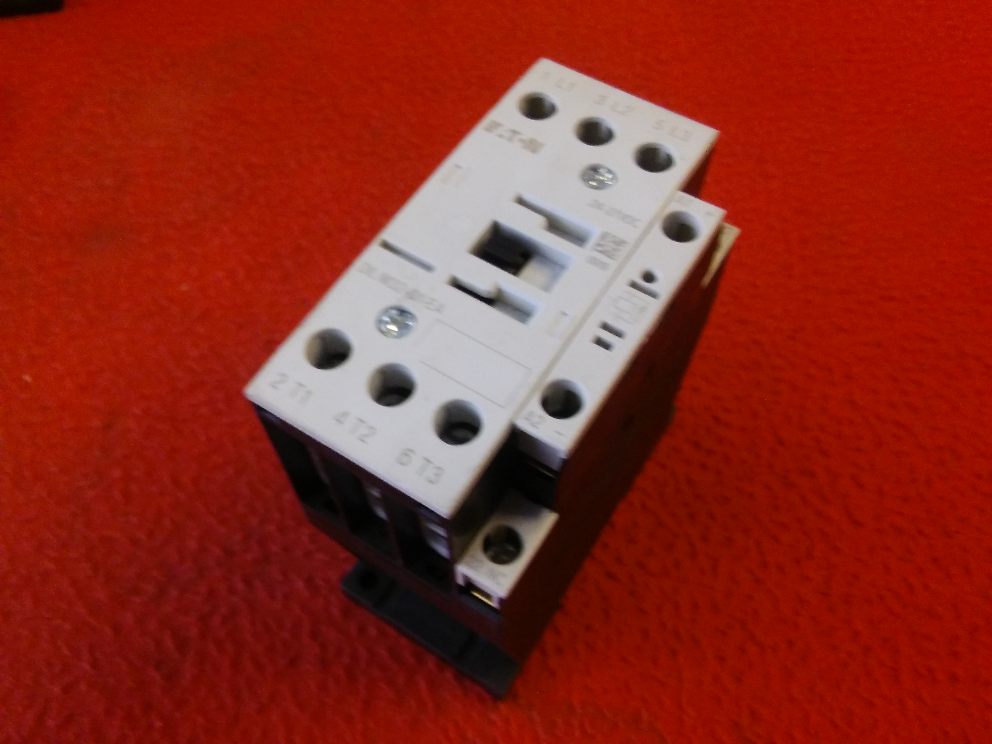 EATON DILM32-01-EA DIL M32-01-EA 15KW 40A 24-27VDC KONTAKTÖR