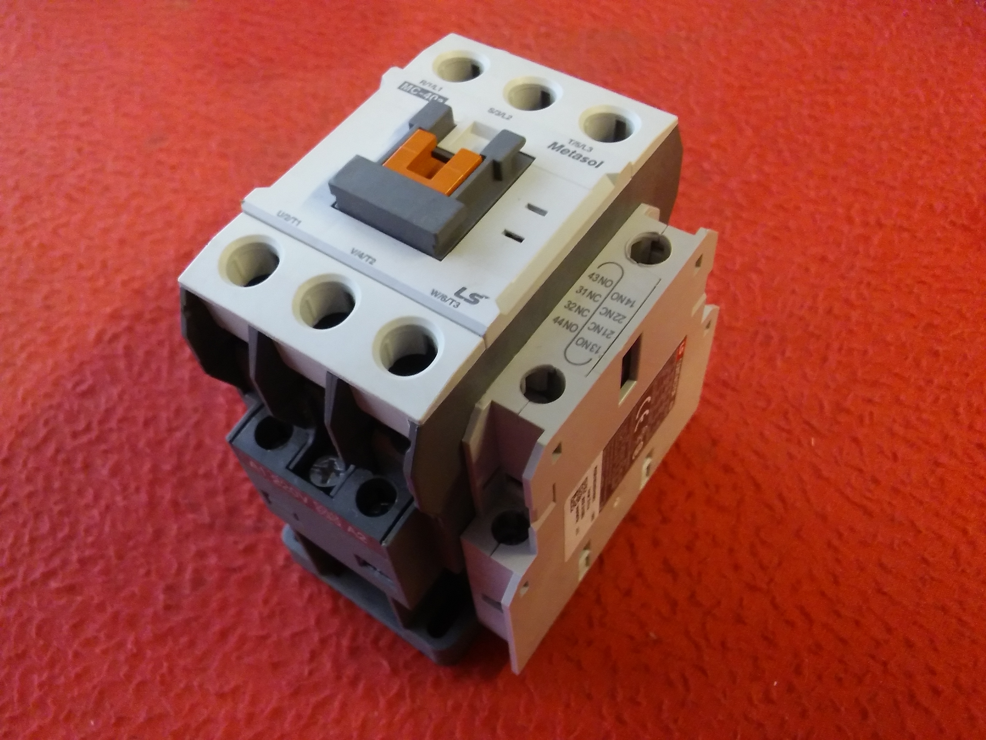 LS MC-40A 20KW 40A 2 YARDIMCI KONTAKLI 220VAC BOBİNLİ KONTAKTÖR