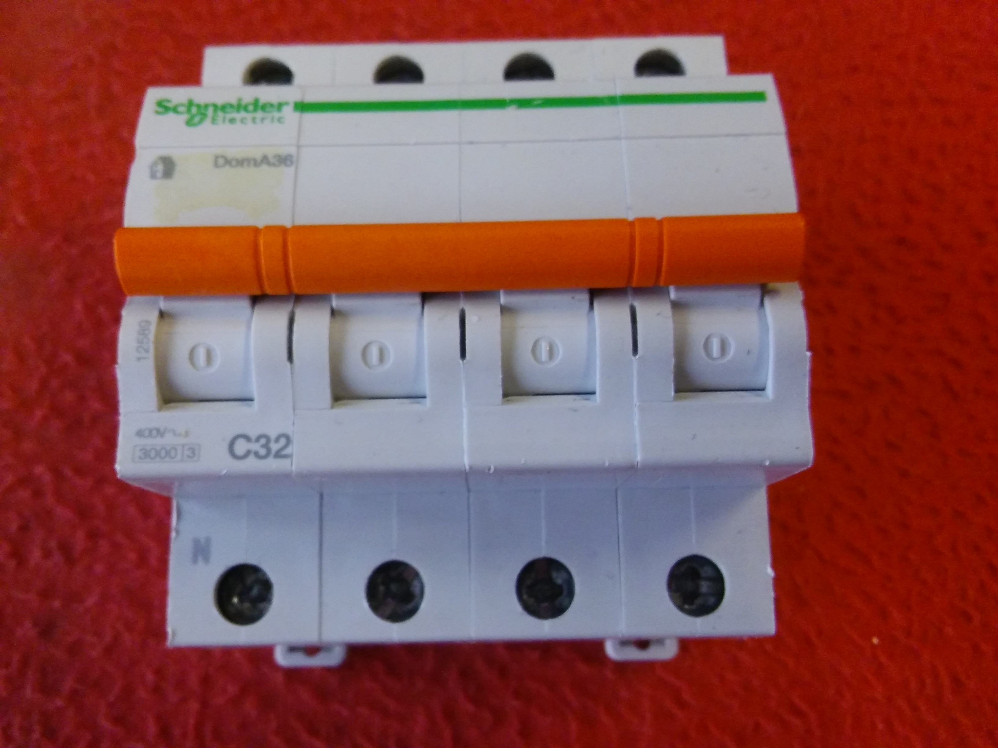 SCHNEİDER DOMA36 C32 A9F74432 32A 4 KUTUPLU 4X32 OTOMAT
