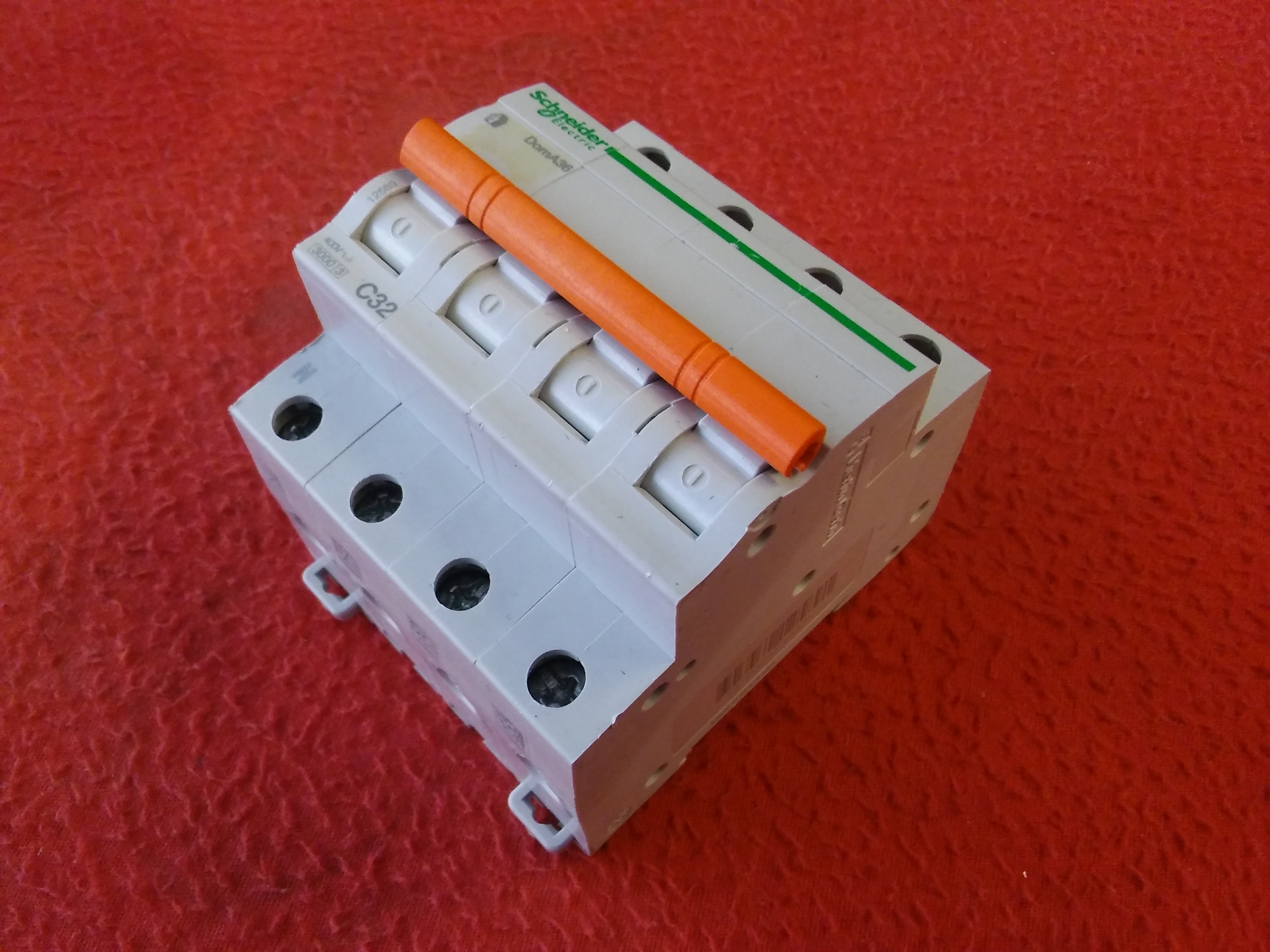 SCHNEİDER DOMA36 C32 A9F74432 32A 4 KUTUPLU 4X32 OTOMAT