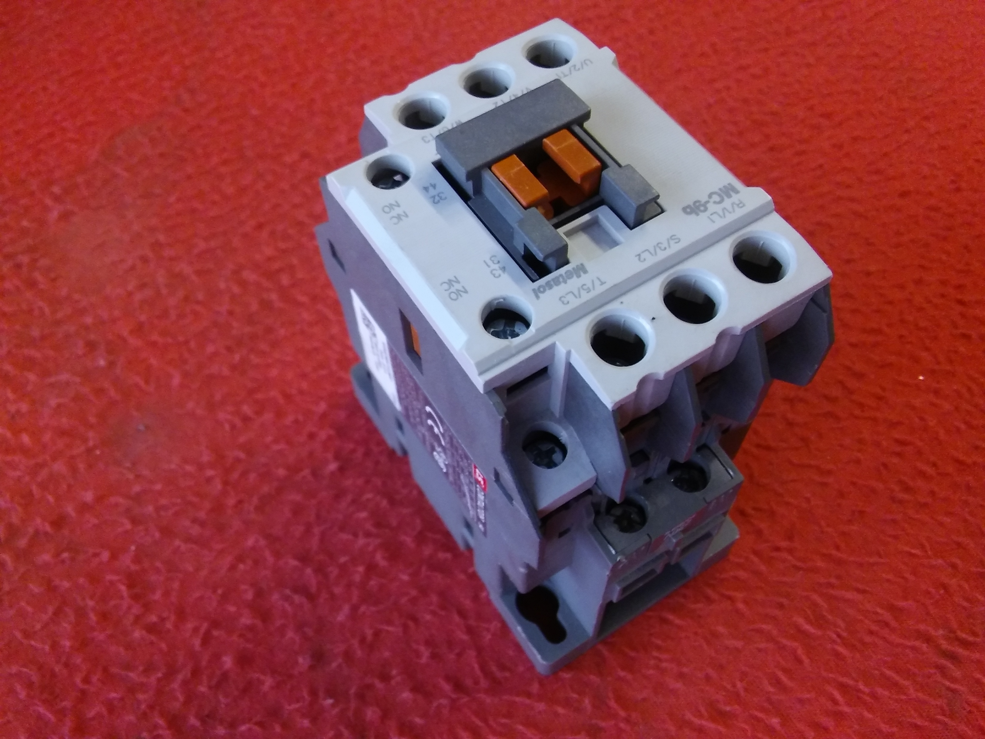 LS MC-9B 4KW 9A ACIK KAPALI YARDIMCI KONTAKLI 220V BOBİNLİ KONTAKTÖR