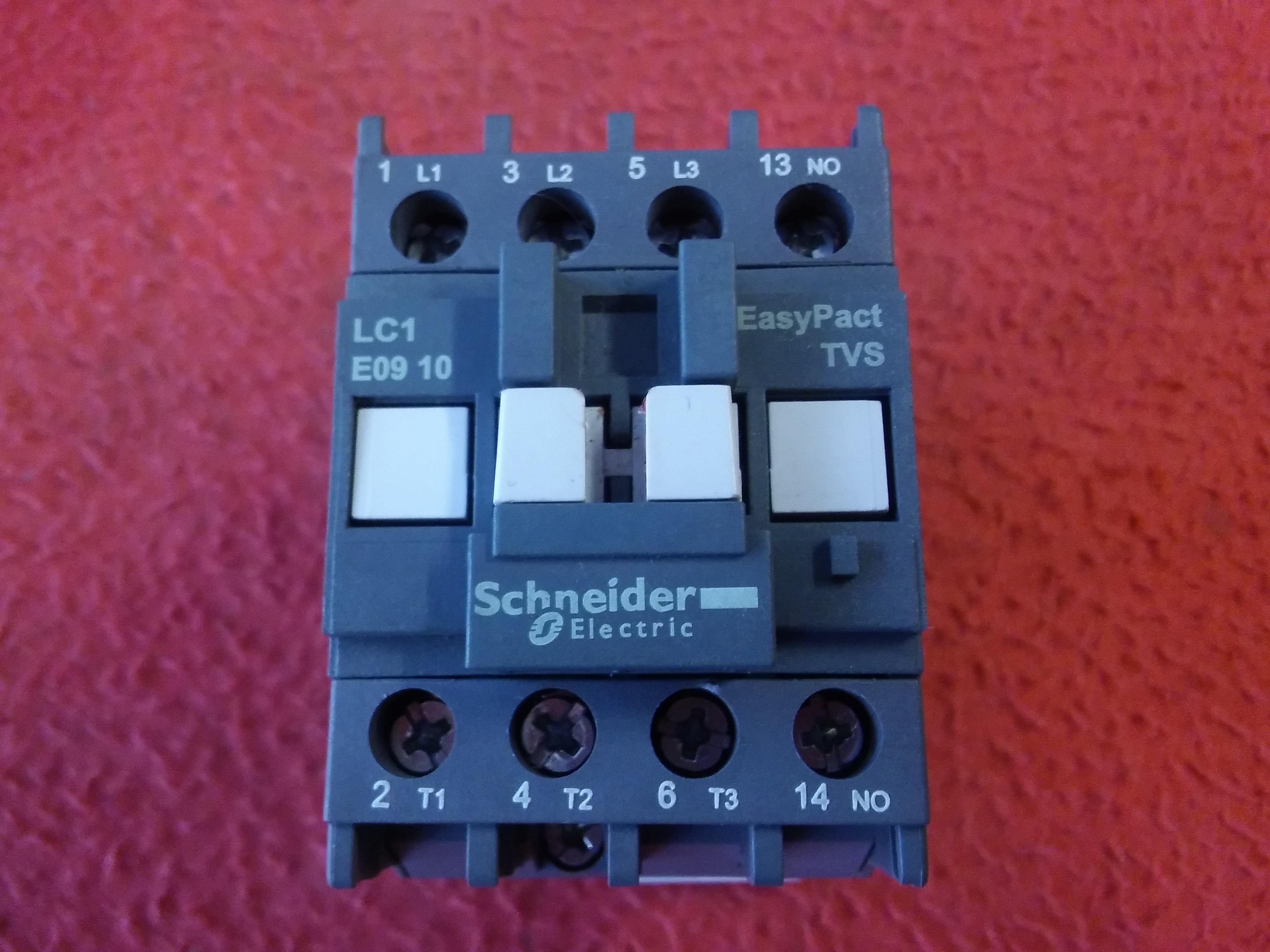 SCHNEİDER LC1E09 10 6KW 25A 220VAC BOBİNLİ 1NO KONTAKTÖR