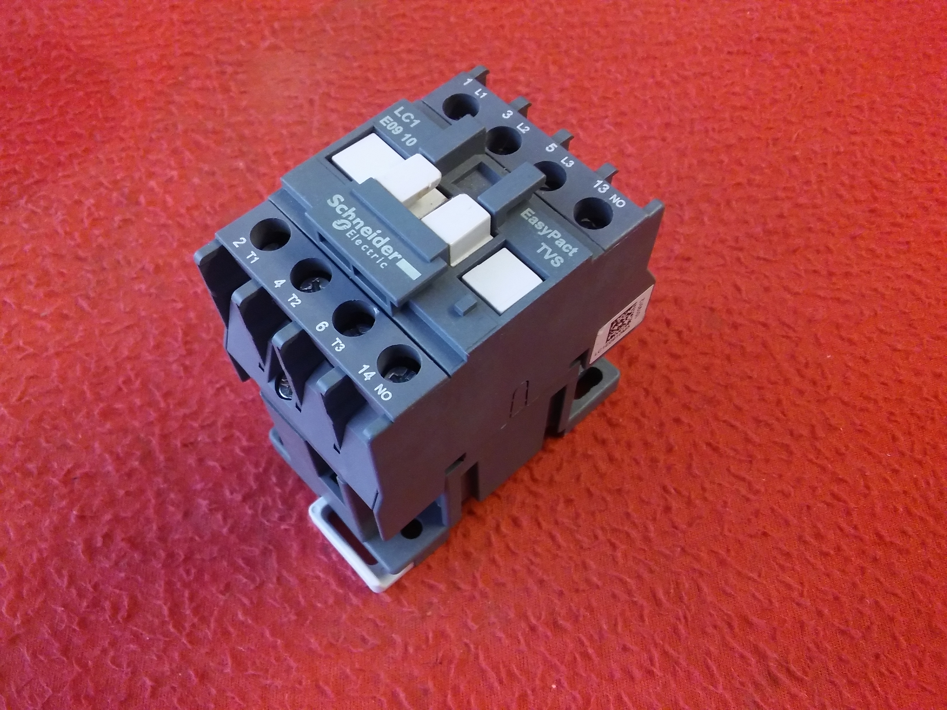 SCHNEİDER LC1E09 10 6KW 25A 220VAC BOBİNLİ 1NO KONTAKTÖR