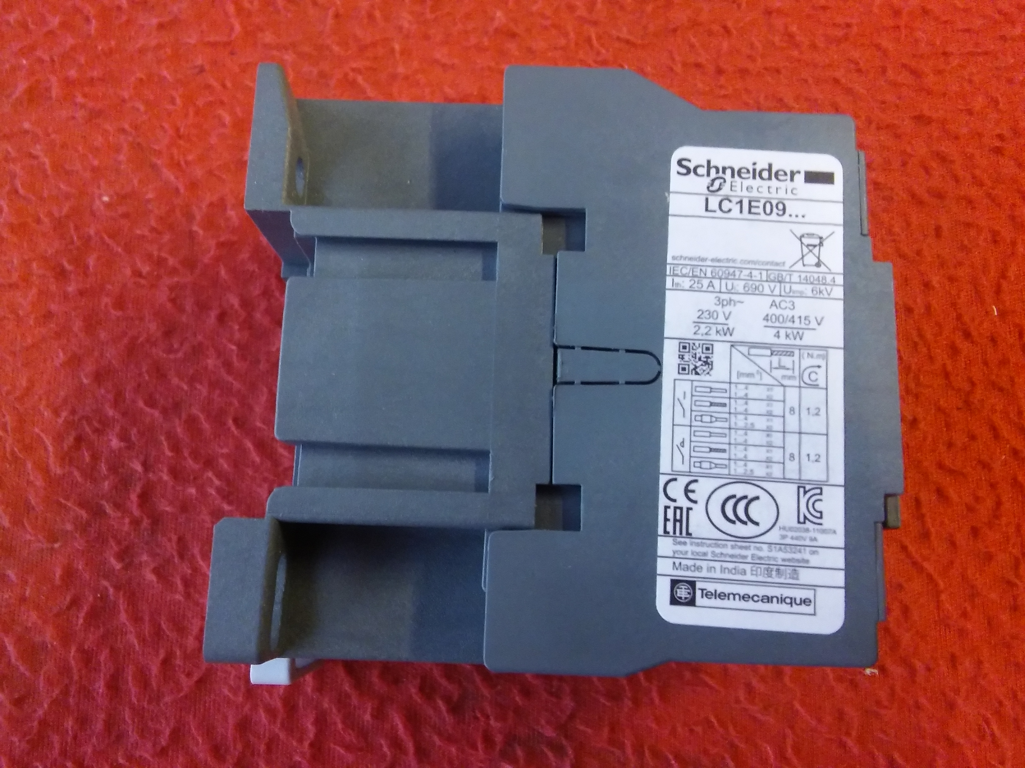 SCHNEİDER LC1E09 10 6KW 25A 220VAC BOBİNLİ 1NO KONTAKTÖR