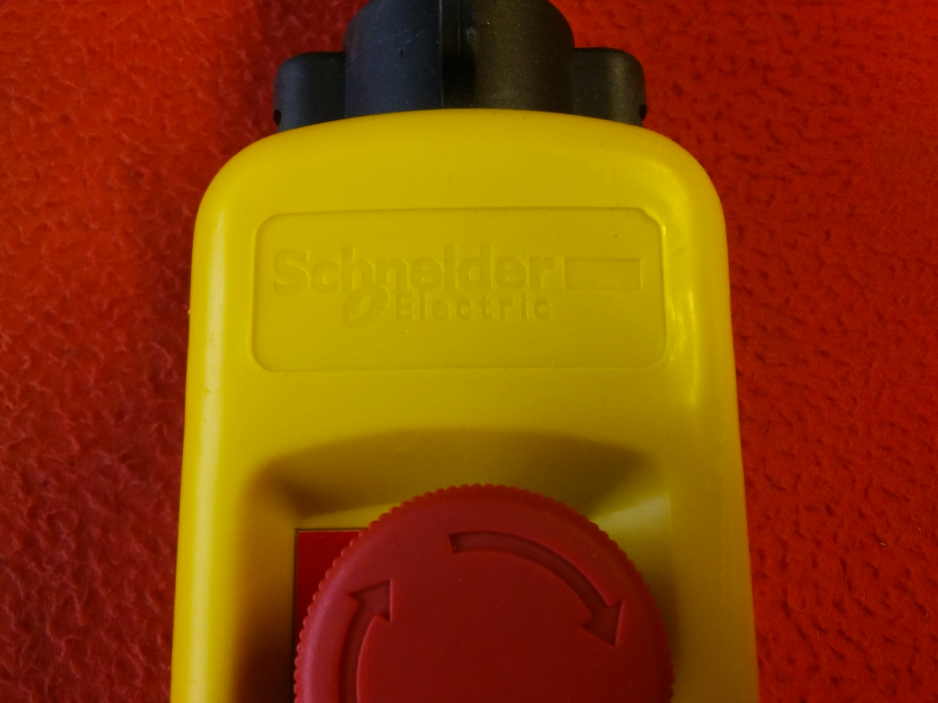 SCHNEİDER XACA48131 XACA 4 BUTON-1 ACİL STOPLU VİNÇ KUMANDA KUTUSU