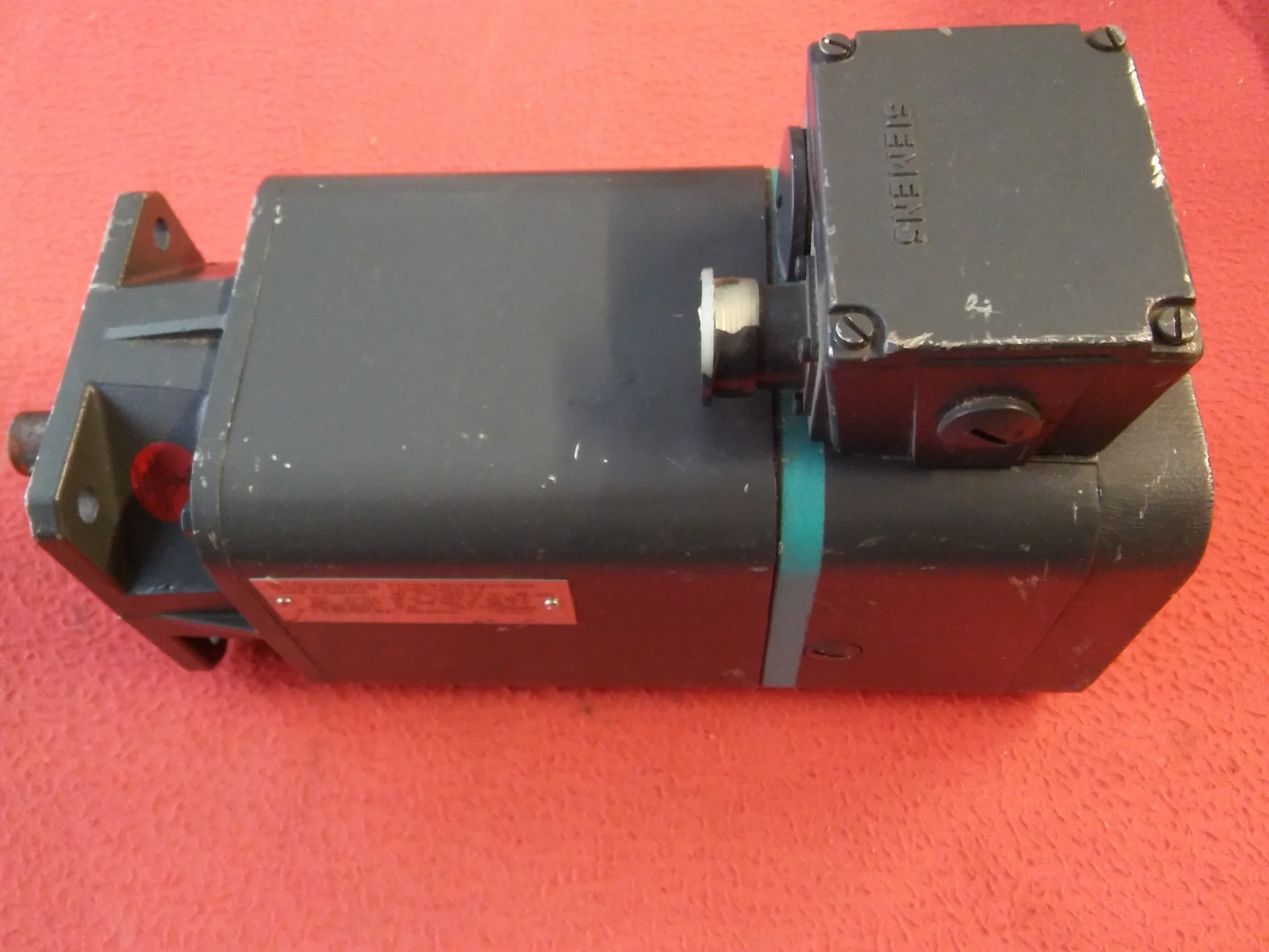 SIEMENS 1FT5062-0AC01-2-Z 1FU1050-6HC 2000 RPM SIFIR SERVO MOTOR