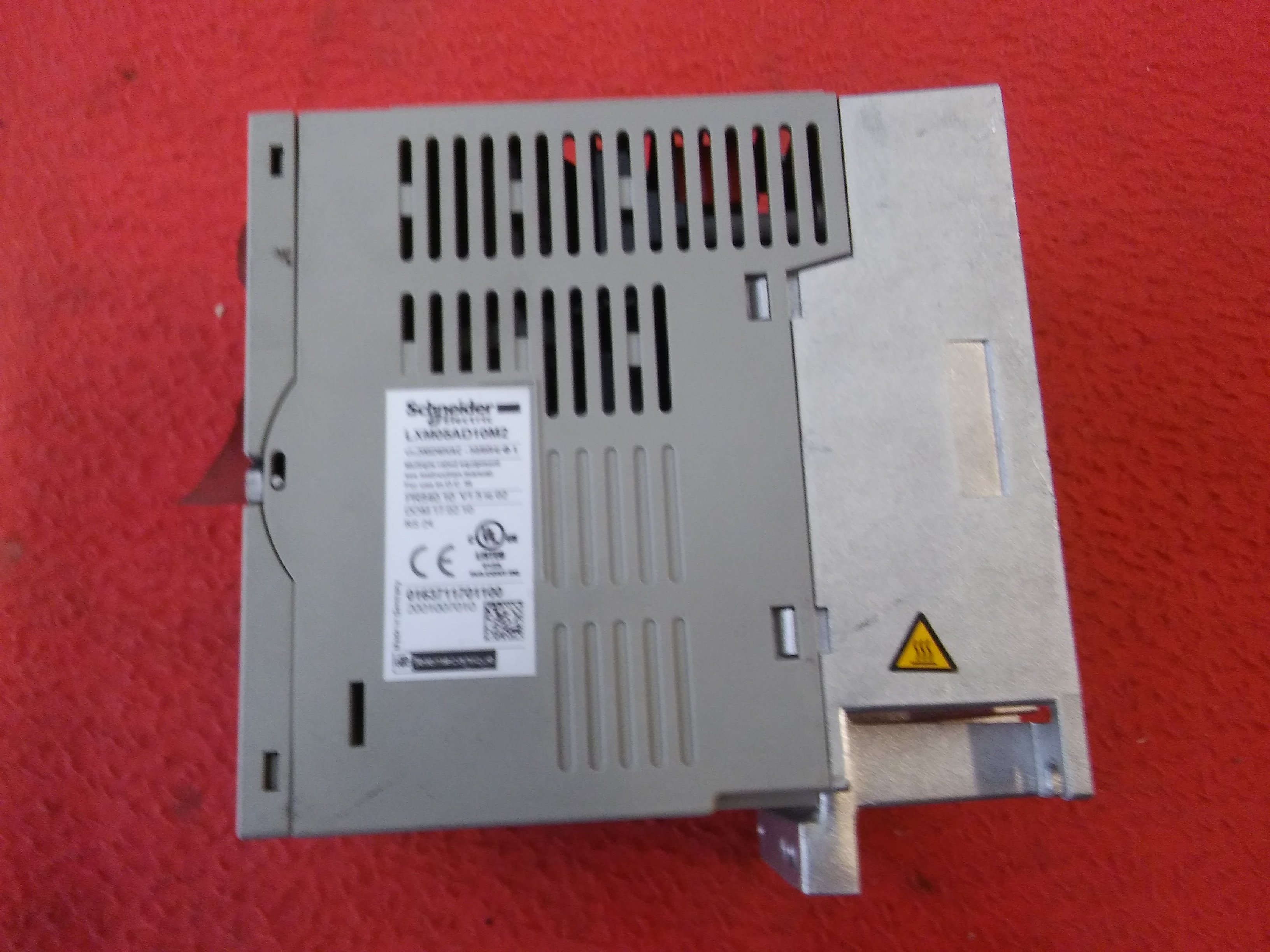 SCHNEİDER LXM05AD10M2 LXM 0,75KW INPUT 220VAC LEXİUM 05 SERVO SÜRÜCÜ