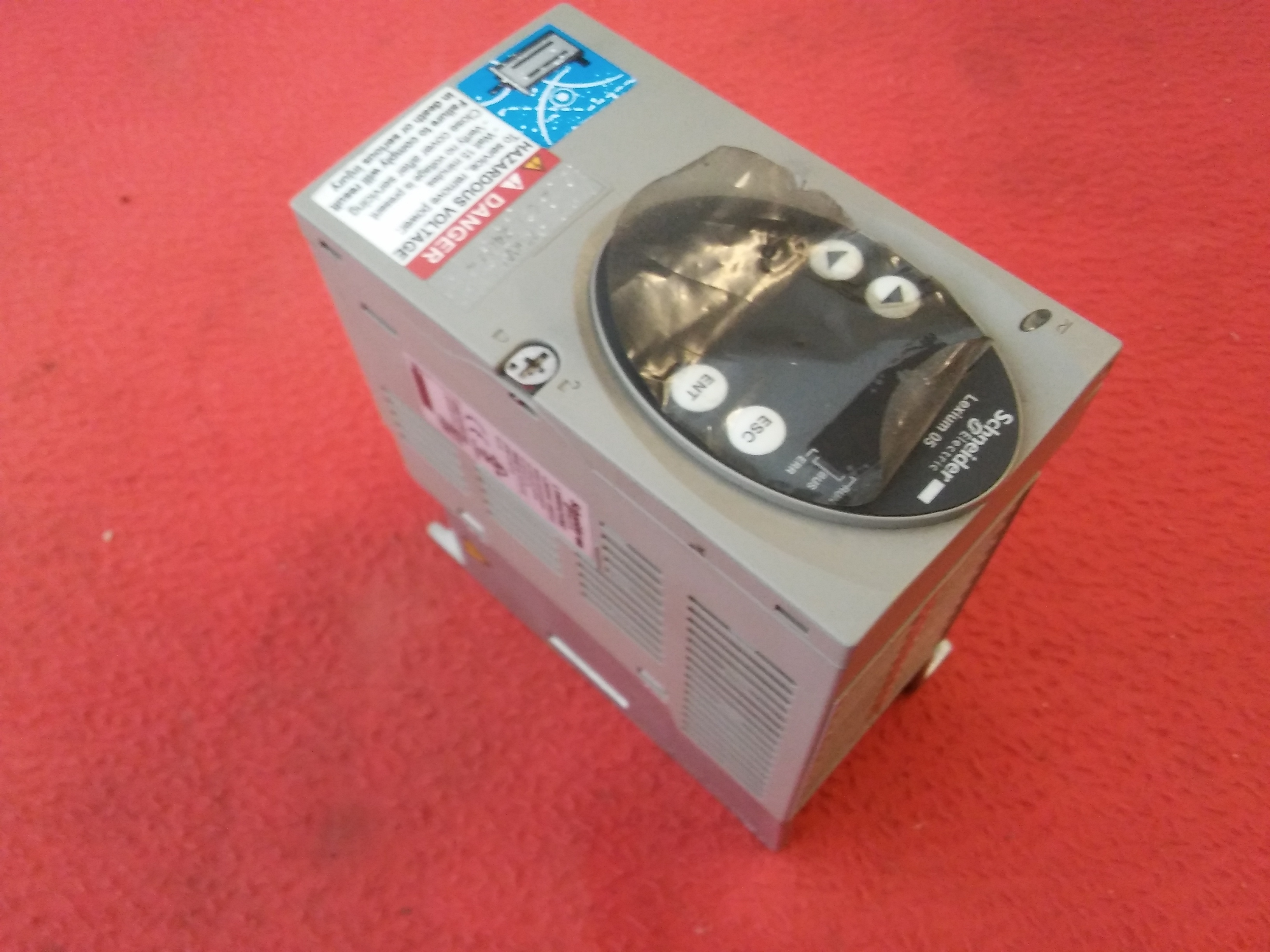 SCHNEİDER LXM05AD10M2 LXM 0,75KW INPUT 220VAC LEXİUM 05 SERVO SÜRÜCÜ
