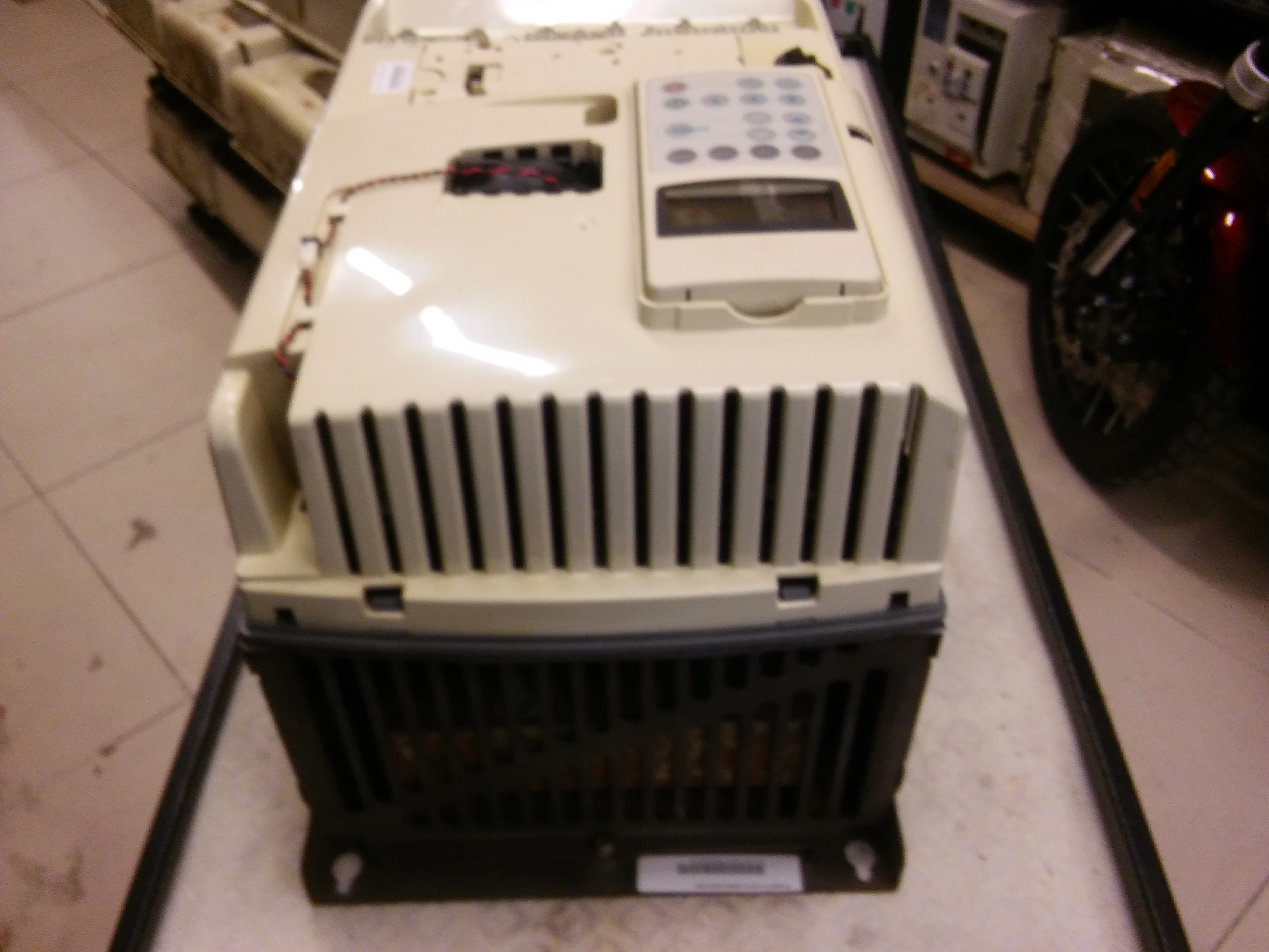 ABB ACS800-01-0075-3 ACS800-01-0075-3+B056+E200+P901 145A 75KW KOMPAK SÜRÜCÜ