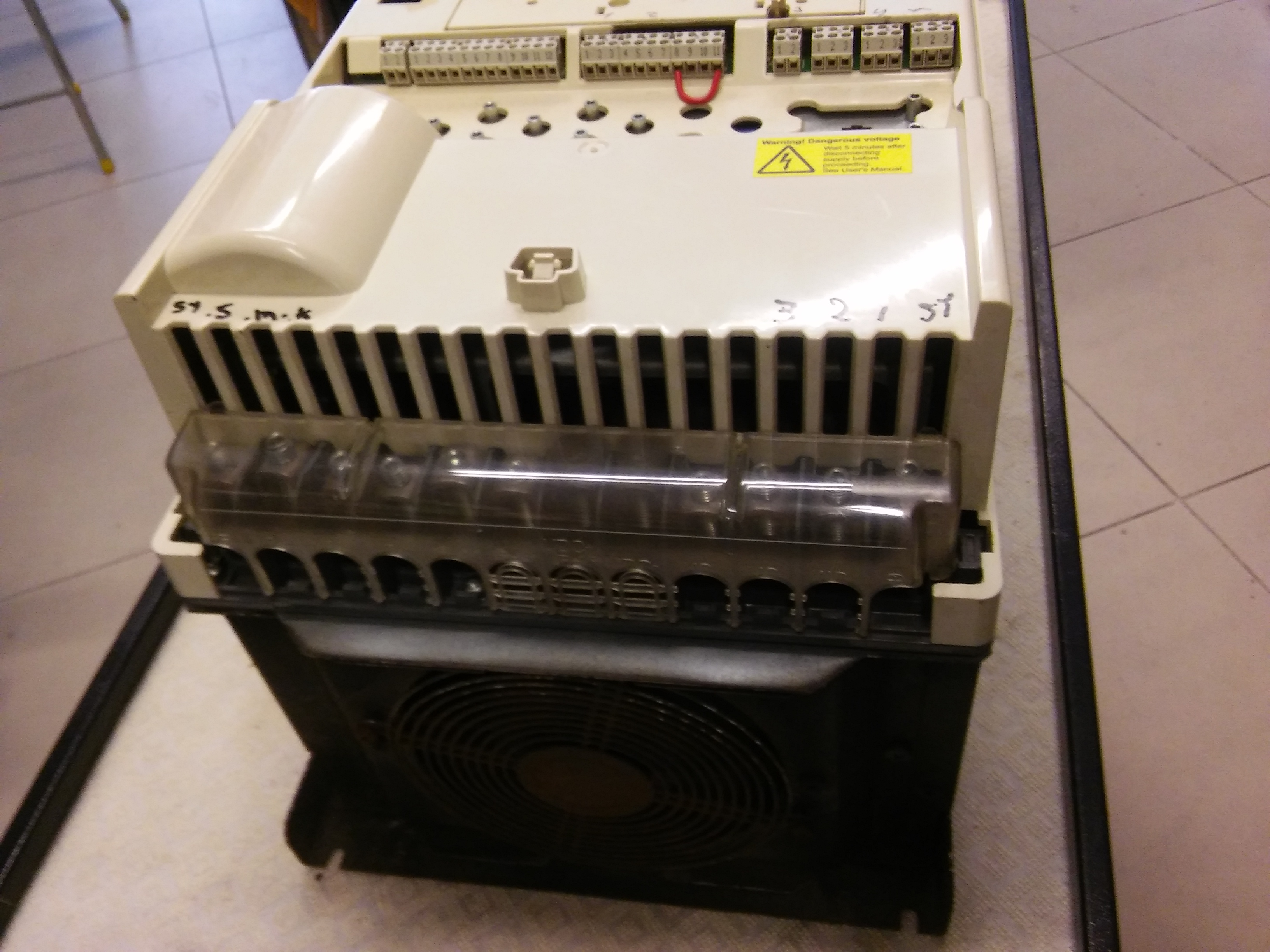 ABB ACS800-01-0075-3 ACS800-01-0075-3+B056+E200+P901 145A 75KW KOMPAK SÜRÜCÜ
