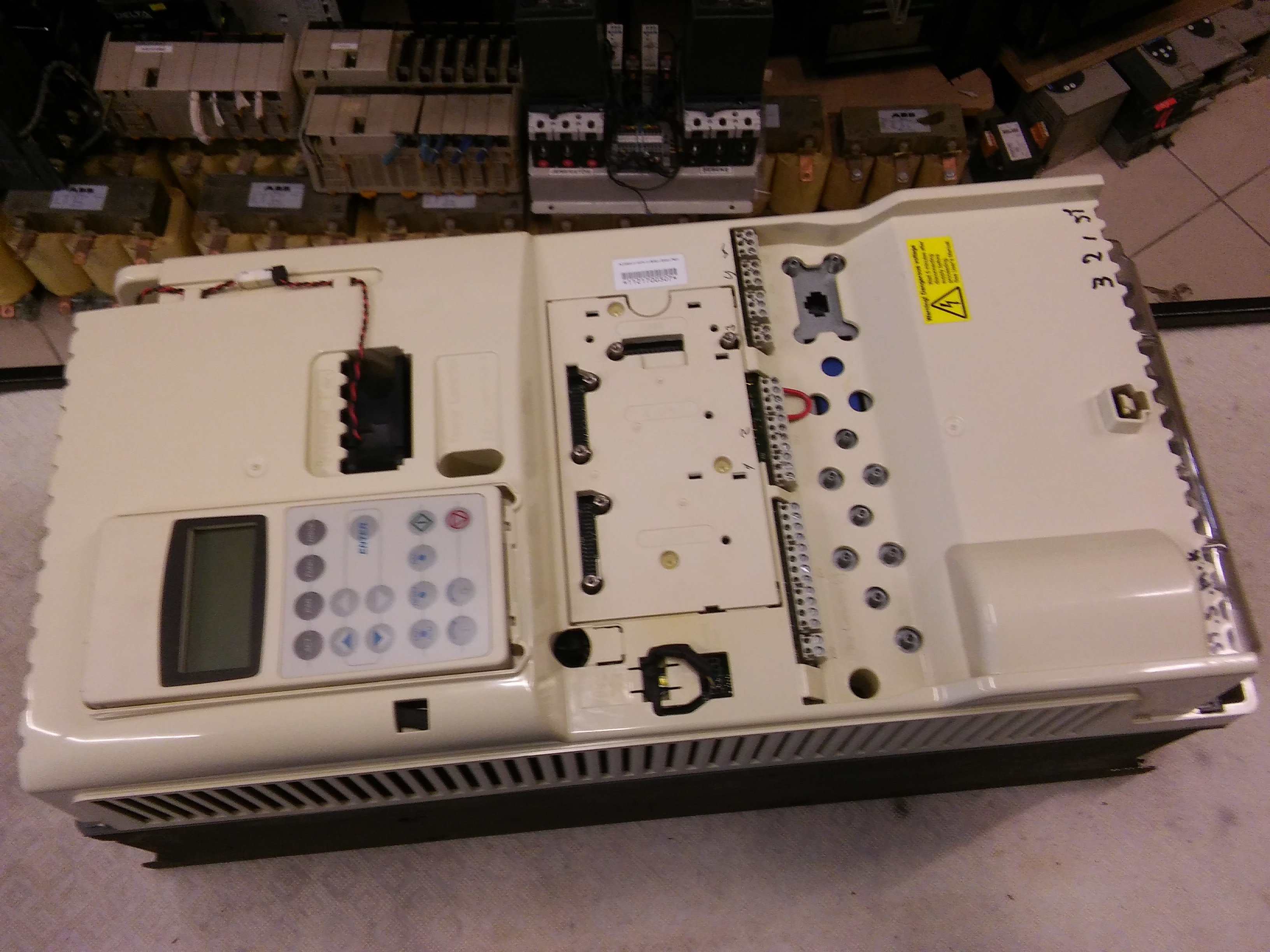 ABB ACS800-01-0075-3 ACS800-01-0075-3+B056+E200+P901 145A 75KW KOMPAK SÜRÜCÜ