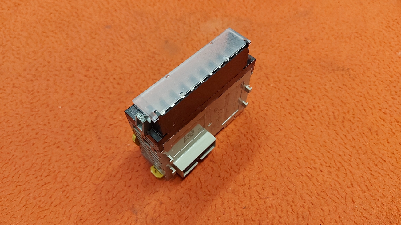 OMRON CJ1W-DA041 CJ1W DA041 CJ1WDA041 210201N 210201 N 0046