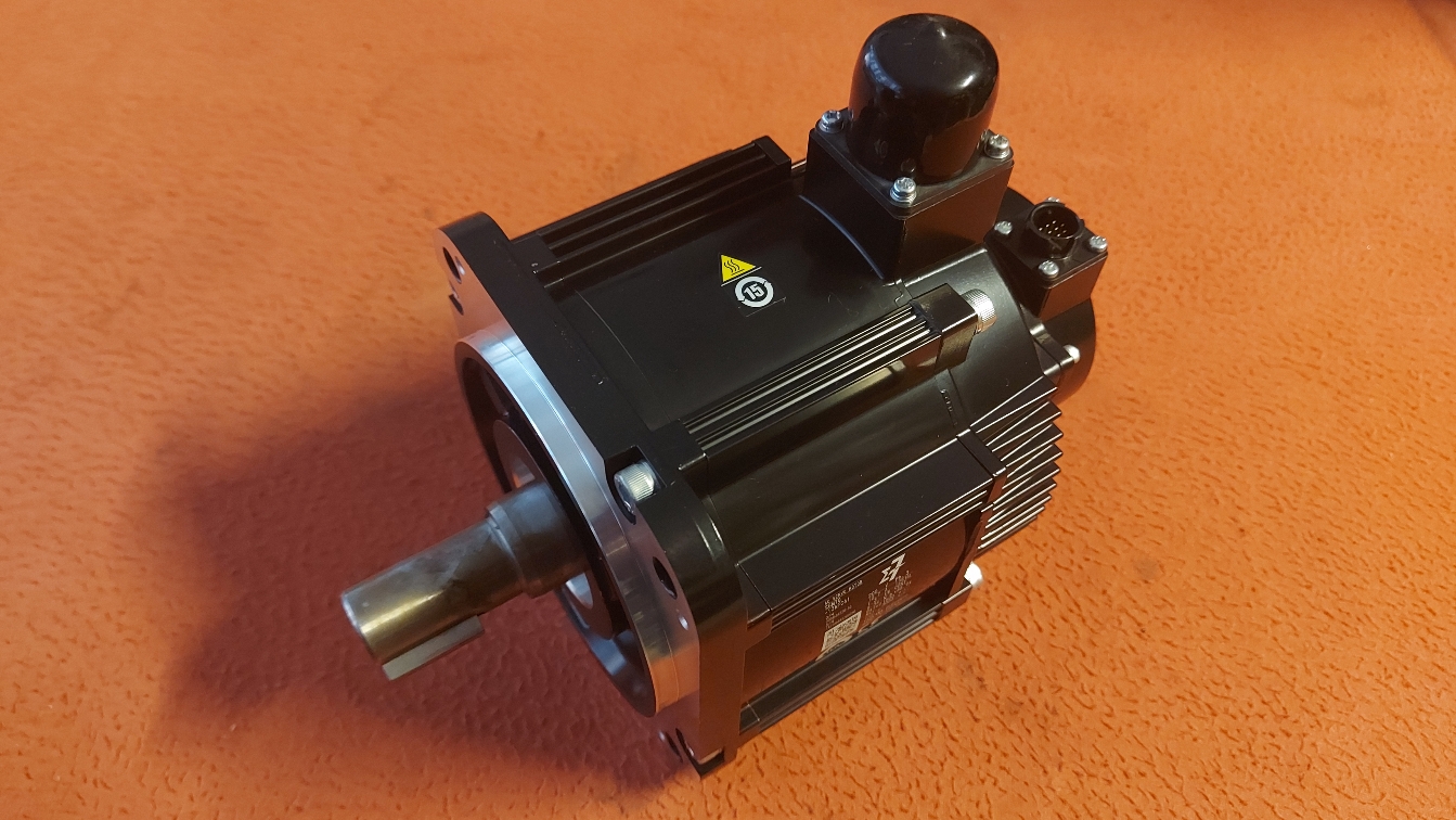 YASKAWA SGM7G-13AFC61 SGM7G 13AFC61 SGM7G13AFC61 1.3 KW SERVO MOTOR