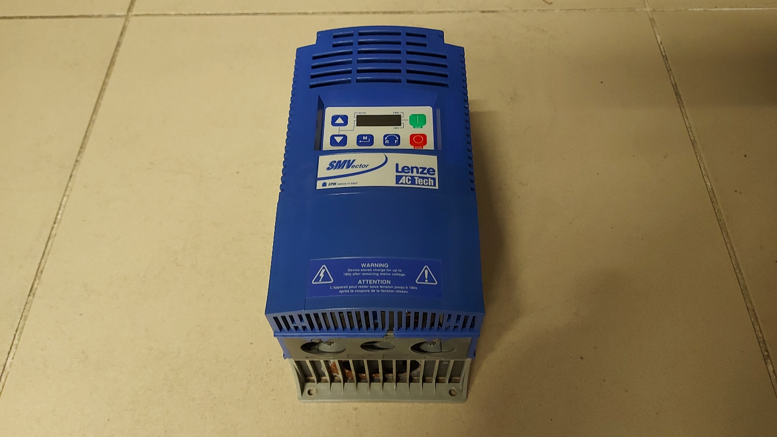 LENZE ESV552N02TXB 13374808 5,5 KW 3X220 İNPUT SÜRÜCÜ