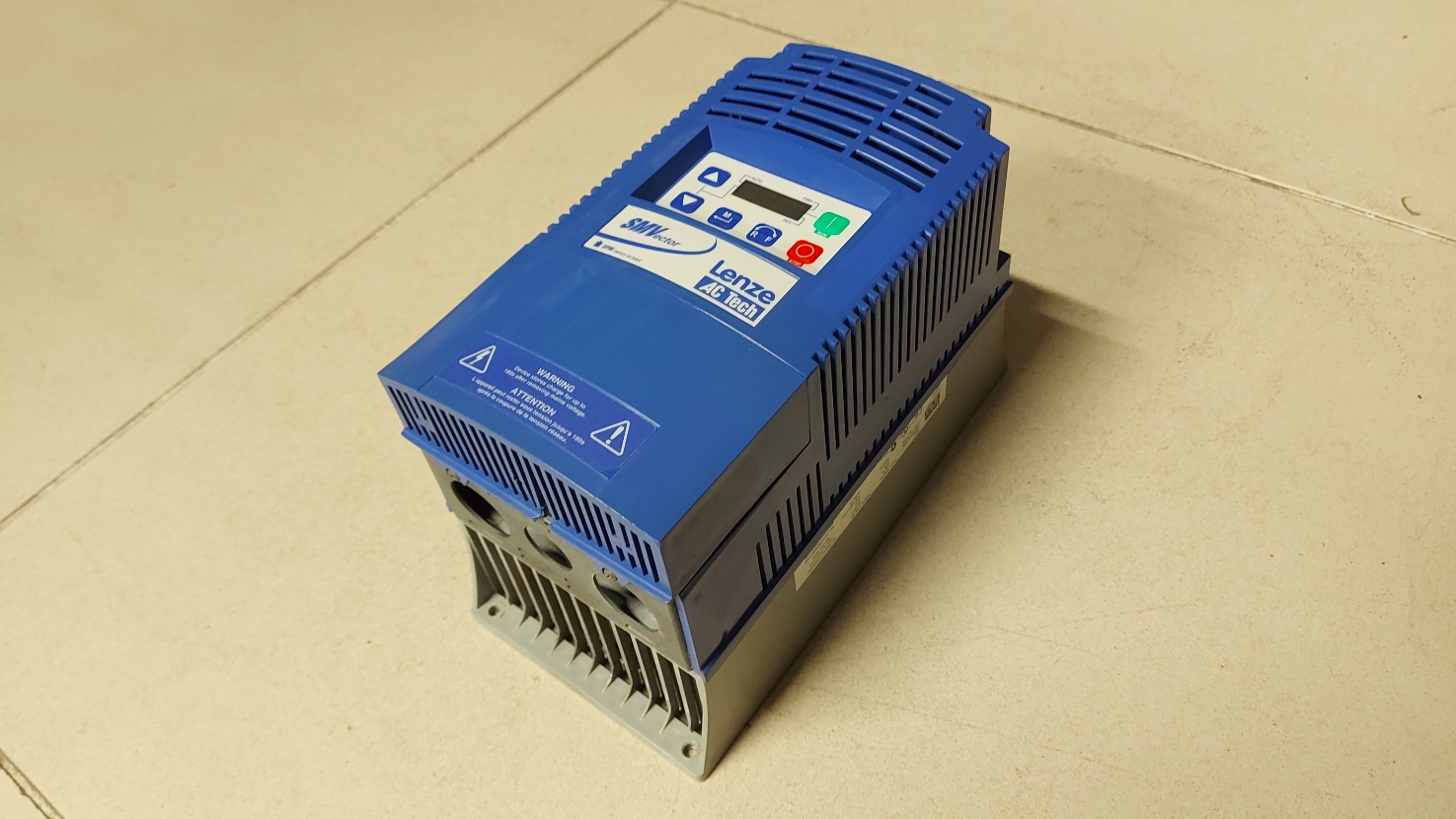 LENZE ESV552N02TXB 13374808 5,5 KW 3X220 İNPUT SÜRÜCÜ