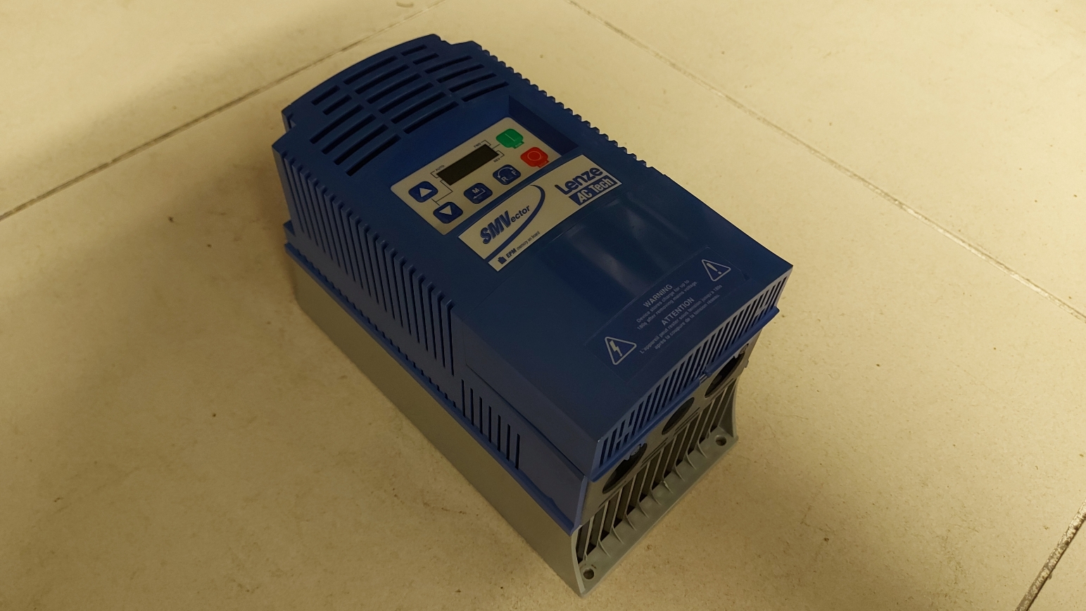 LENZE ESV552N02TXB 13374808 5,5 KW 3X220 İNPUT SÜRÜCÜ