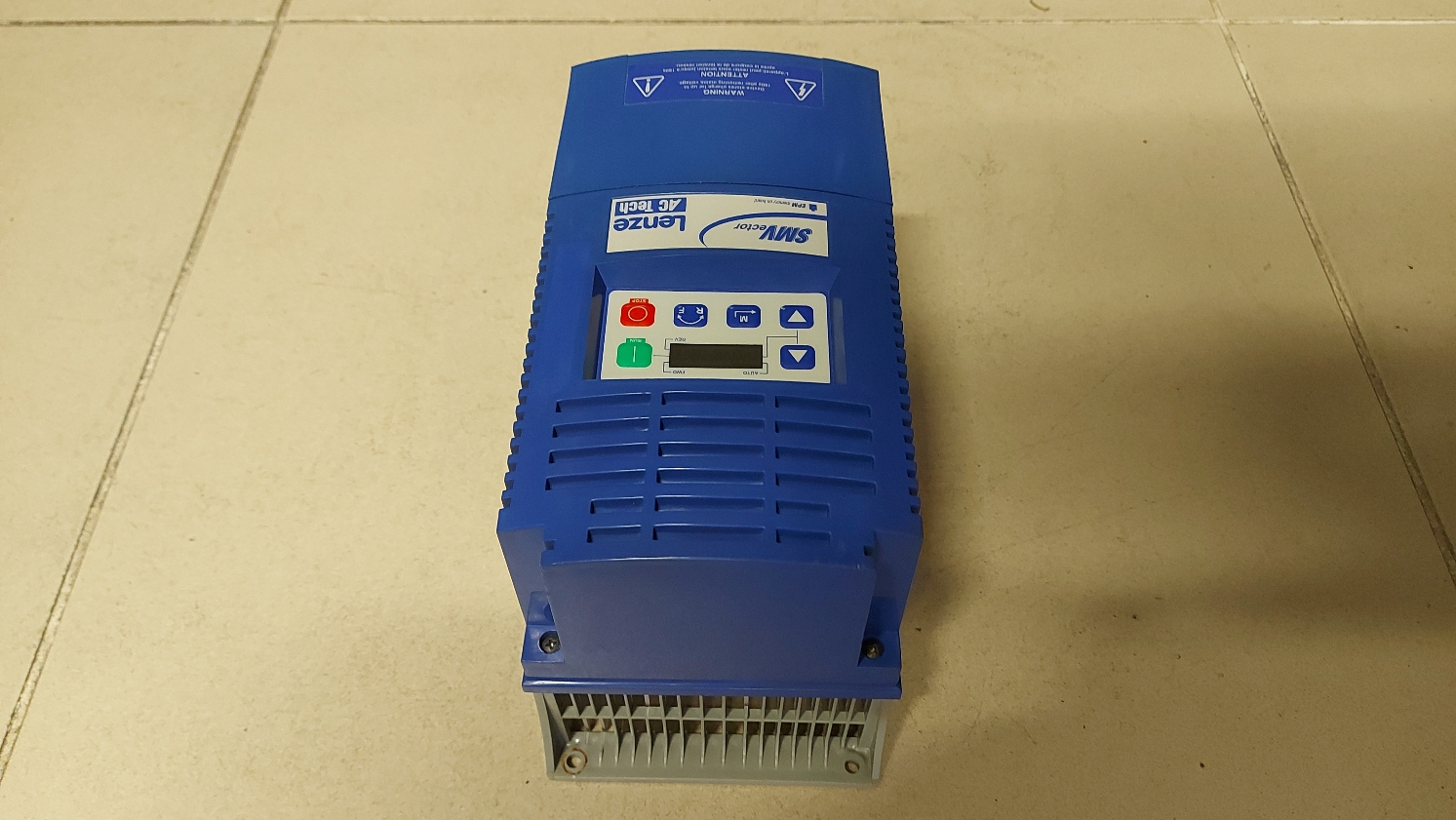 LENZE ESV552N02TXB 13374808 5,5 KW 3X220 İNPUT SÜRÜCÜ
