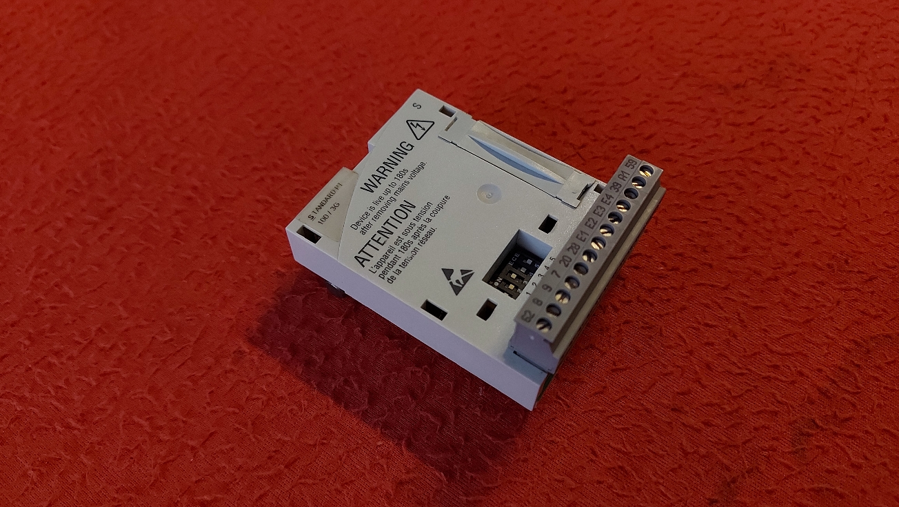 LENZE E82ZAFSC100 13140262 STANDART PT 100/3G