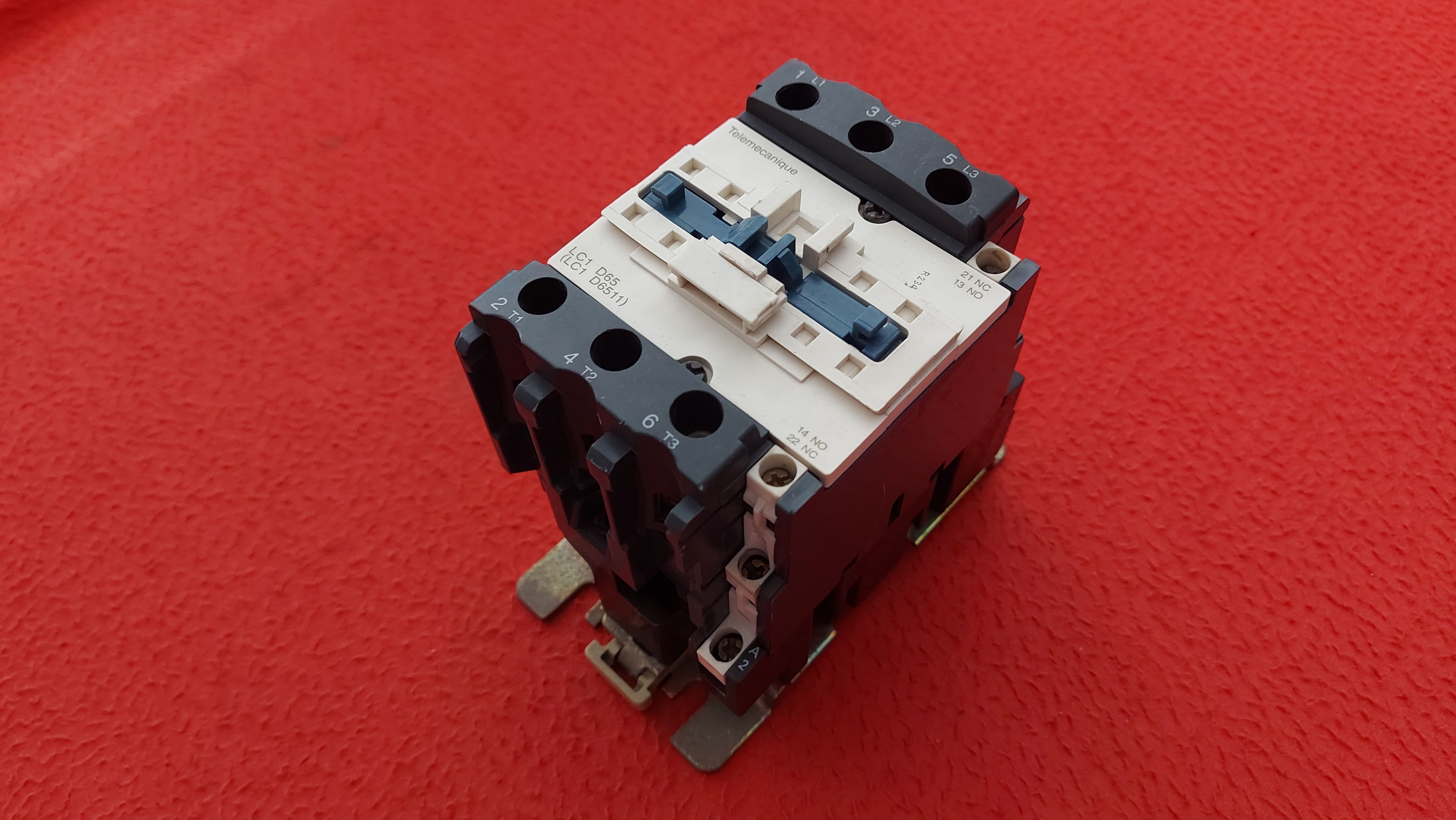 SCHNEİDER LC1D65 LC1D65M7 LC1D65M5 LC1 D6511 220VAC 30 KW KONTAKTÖR