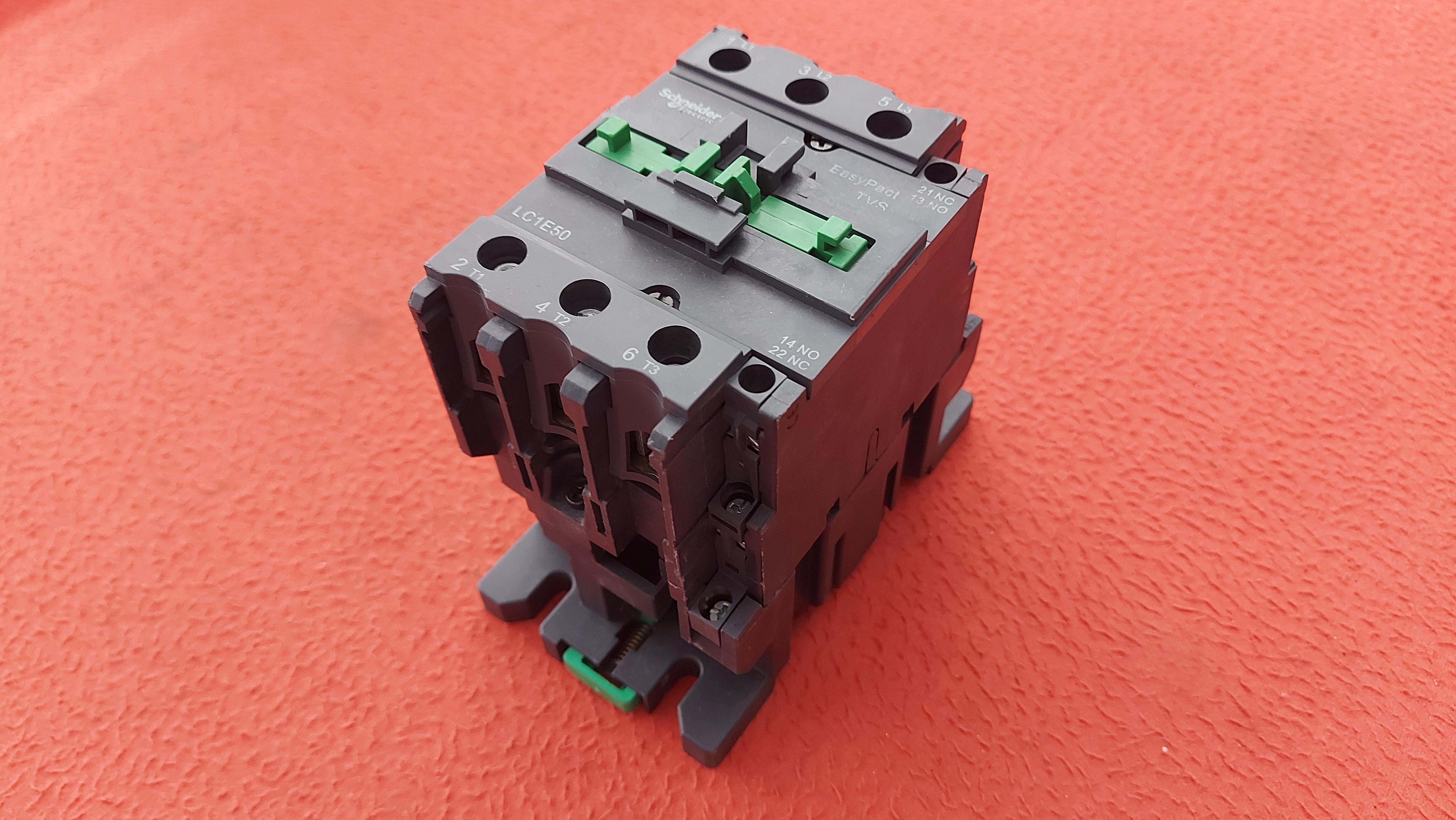 SCHNEİDER LC1E50 LC1E50M5 LC1E50M7 220VAC 22 KW KONTAKTÖR