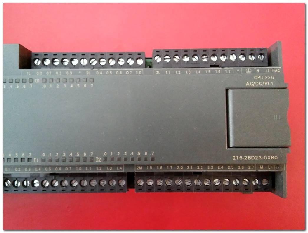SIEMENS 6ES7 216-2BD23-0XB0 6ES7216-2BD23-0XB0 SIMATIC S7-200 CPU 226 AC-DC-RLY PLC