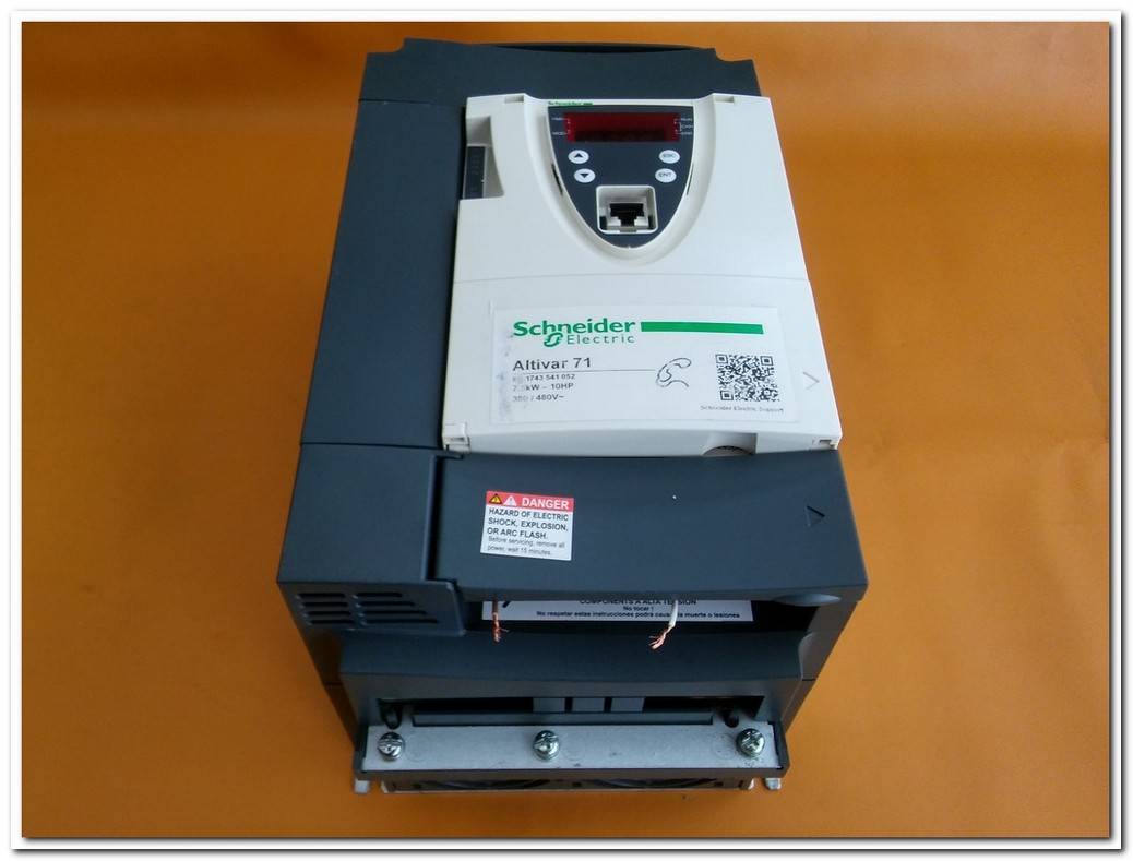TELEMECANIQUE ATV71HU75N4Z ATV71 7,5 KW ALTİVAR 71 7,5KW SÜRÜCÜ ATV71 ATV71HU75N4
