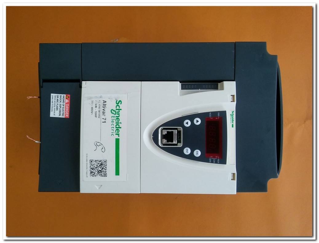 TELEMECANIQUE ATV71HU75N4Z ATV71 7,5 KW ALTİVAR 71 7,5KW SÜRÜCÜ ATV71 ATV71HU75N4