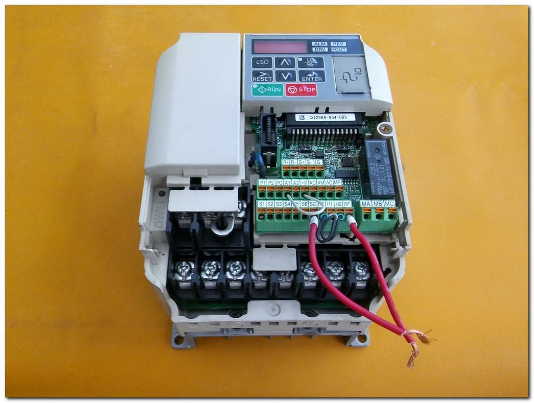 YASKAWA VZA40P4BAA 0,55KW-0,75KW SÜRÜCÜ 0,55 KW - 0,75 KW INVERTER