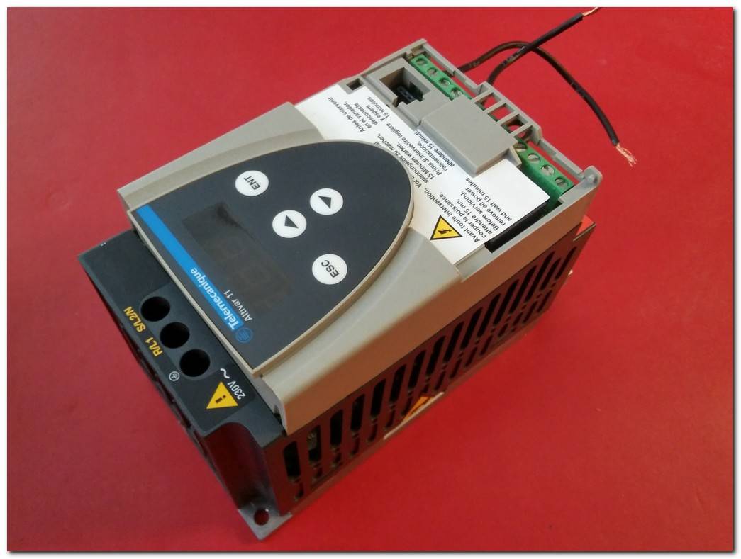 TELEMECANIQUE ATV11HU05M2E ALTİVAR 11 ATV11 0,18KW SÜRÜCÜ