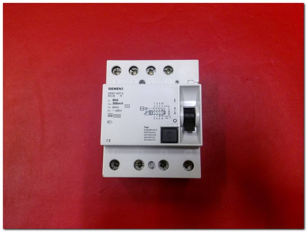 SIEMENS 5SM1 647-0 5SM1647-0 80A 300MA YANGIN KORUMA RÖLESİ KAÇAK AKIM TRİFAZE