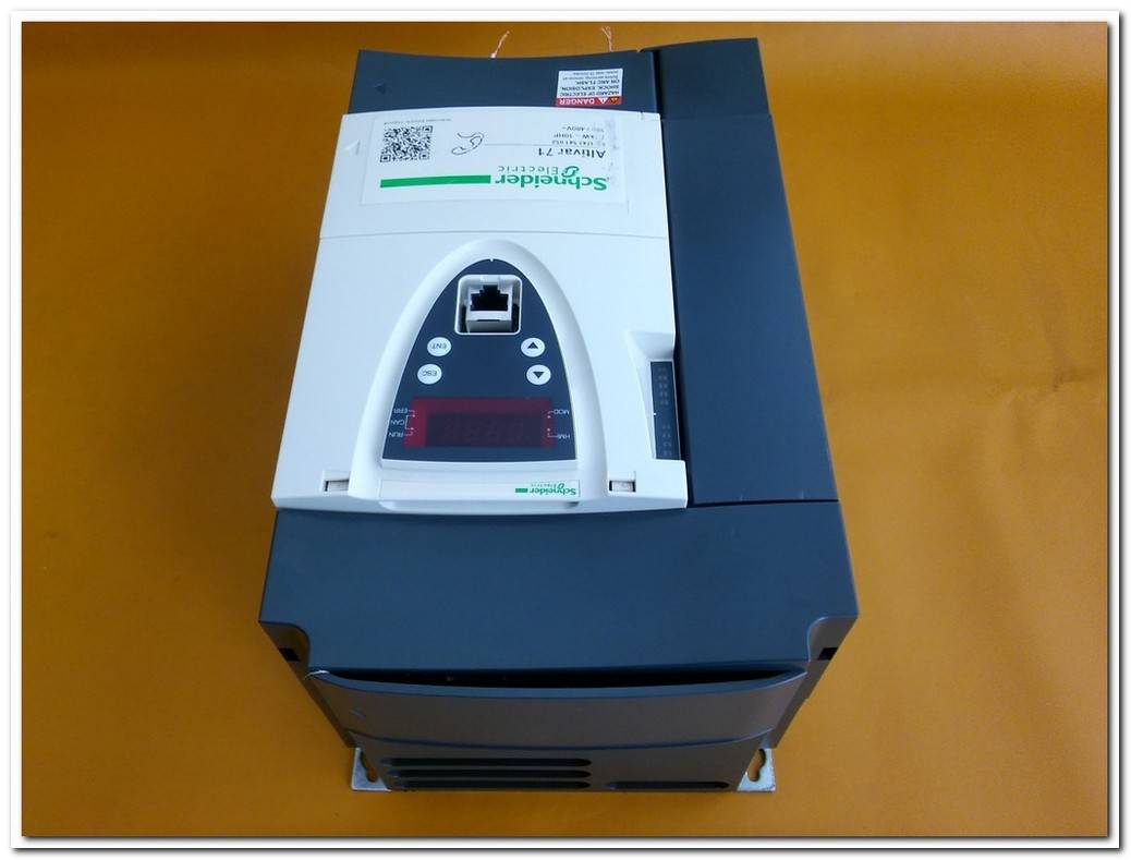 TELEMECANIQUE ATV71HU75N4Z ATV71 7,5 KW ALTİVAR 71 7,5KW SÜRÜCÜ ATV71 ATV71HU75N4