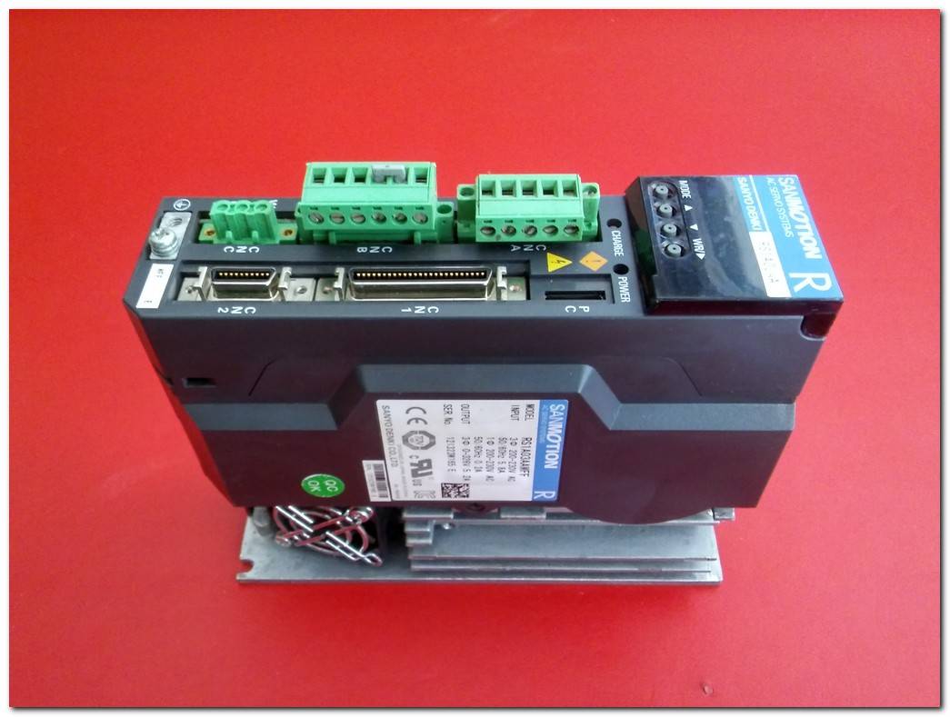 SANMOTION RS1A03AAWFF 5,2A SANMOTION R2AA06040FXH00M 400W SERVO SÜRÜCÜ VE SERVO MOTOR TAKIM