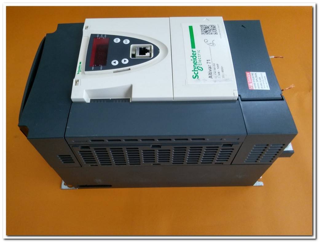 TELEMECANIQUE ATV71HU75N4Z ATV71 7,5 KW ALTİVAR 71 7,5KW SÜRÜCÜ ATV71 ATV71HU75N4
