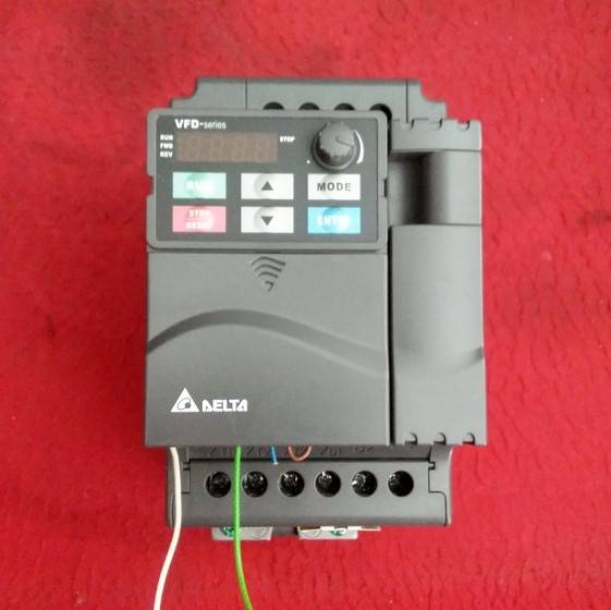 DELTA VFD022E43A  2,2KW 3HP INPUT 380V AĞIR ŞART SÜRÜCÜ