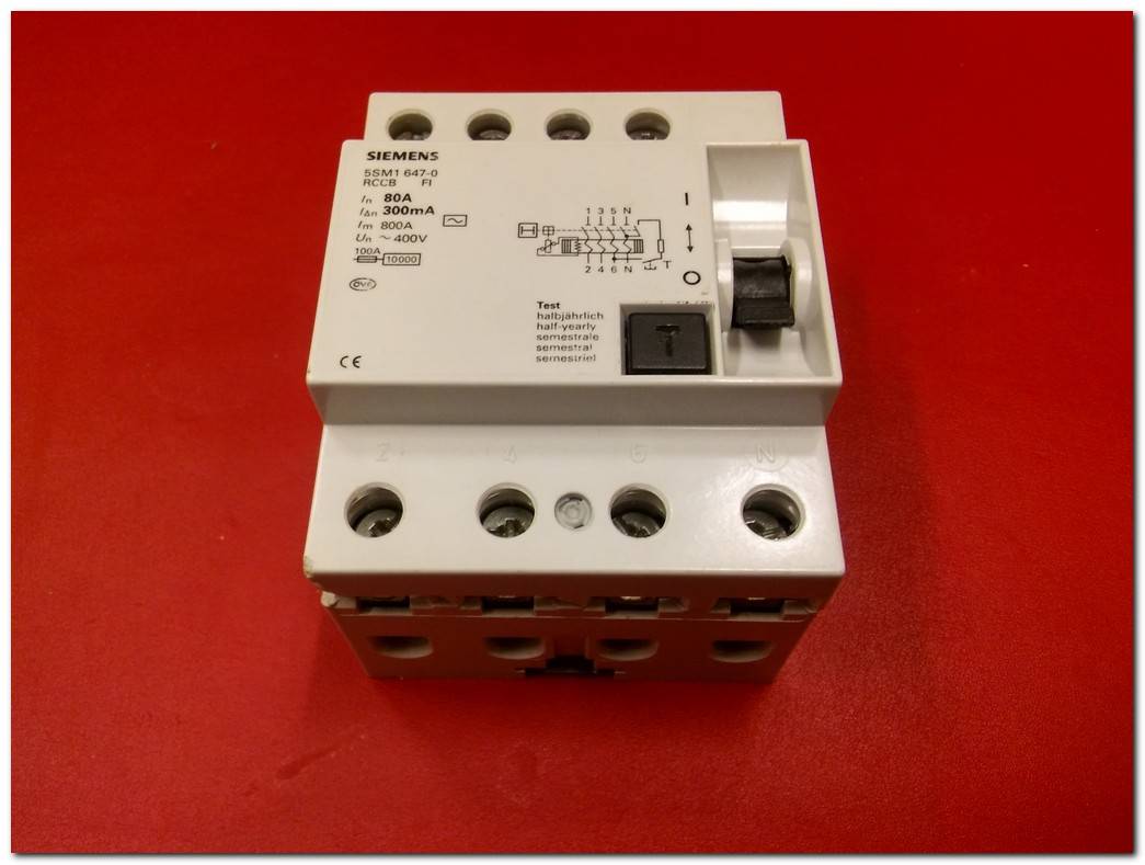 SIEMENS 5SM1 647-0 5SM1647-0 80A 300MA YANGIN KORUMA RÖLESİ KAÇAK AKIM TRİFAZE