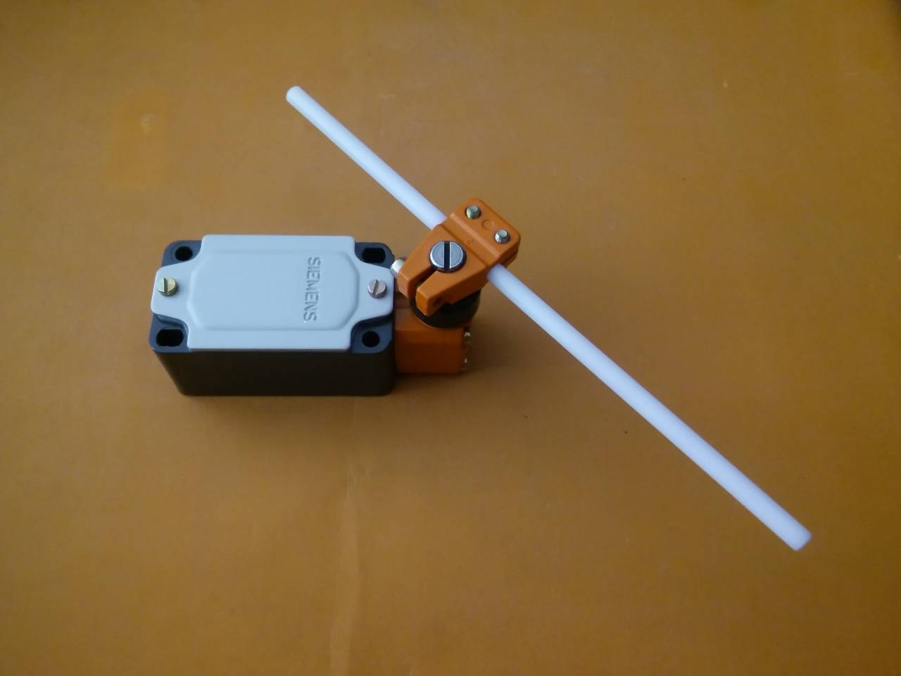 SIEMENS 3SE3 3SE3 120-1Q VDE 0660 IEC 947-5-1 SIFIR KUTULU LİMİT SWİTCH
