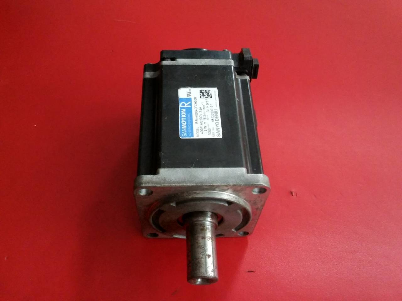 SANMOTION RS1A03AAWFF 5,2A SANMOTION R2AA06040FXH00M 400W SERVO SÜRÜCÜ VE SERVO MOTOR TAKIM