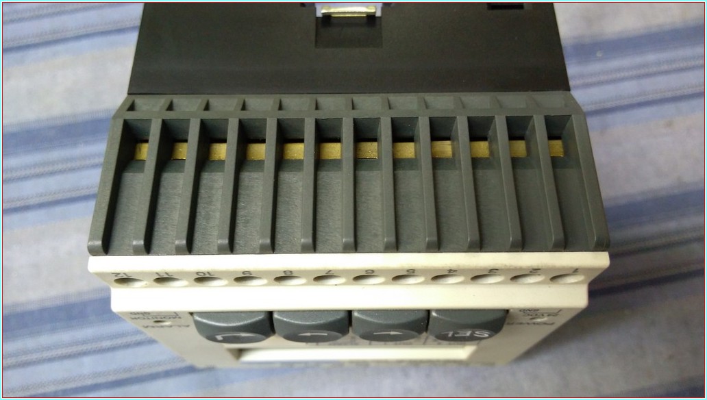 KEYENCE UD-300 ULTRASONİK DEPLASMAN SENSÖRÜ